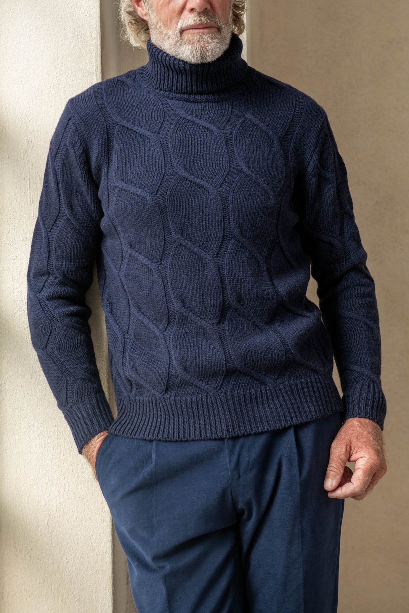  cable turtleneck, wool cashmere turtleneck, blue thick turtleneck, beige turtleneck, blue  thick turtleneck, blue knit, beige turtleneck col roulé en câble, laine cachemire col roulé beige , col roulé épais bleu, col roulé bleu, col roulé épais bleu, maille beige, col roulé beige  dolcevita cable, dolcevita blu lana cashmere, dolcevita spesso, dolcevita, maglia blu, dolcevita blu