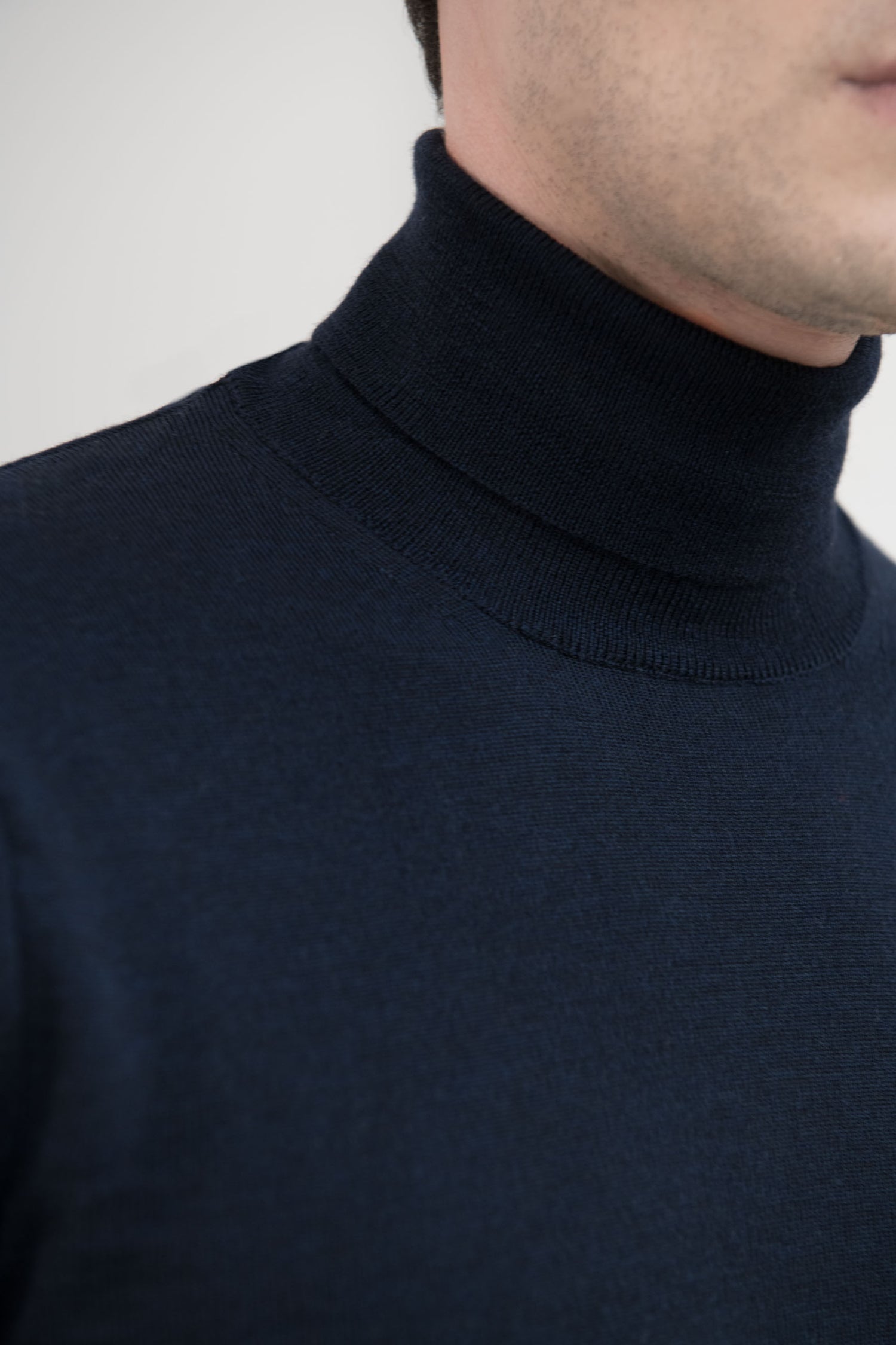 Col roulé bleu en mérinos – Made in Italy