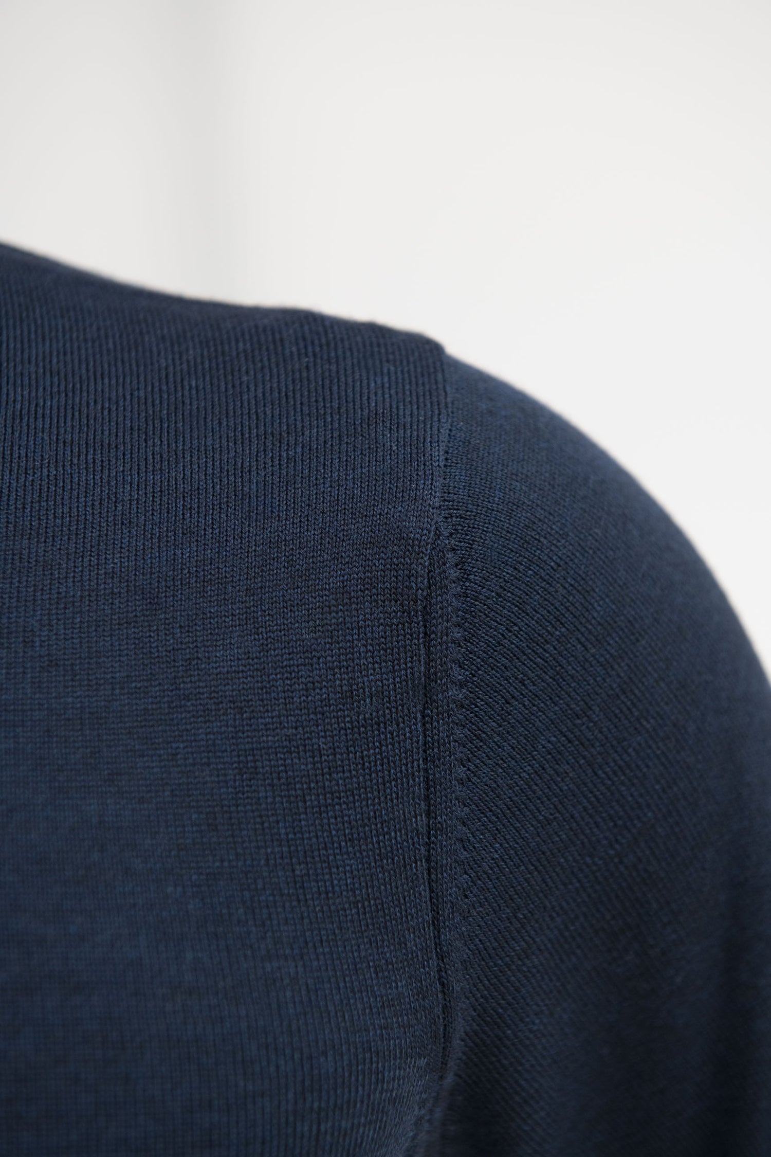 Col roulé bleu en mérinos – Made in Italy