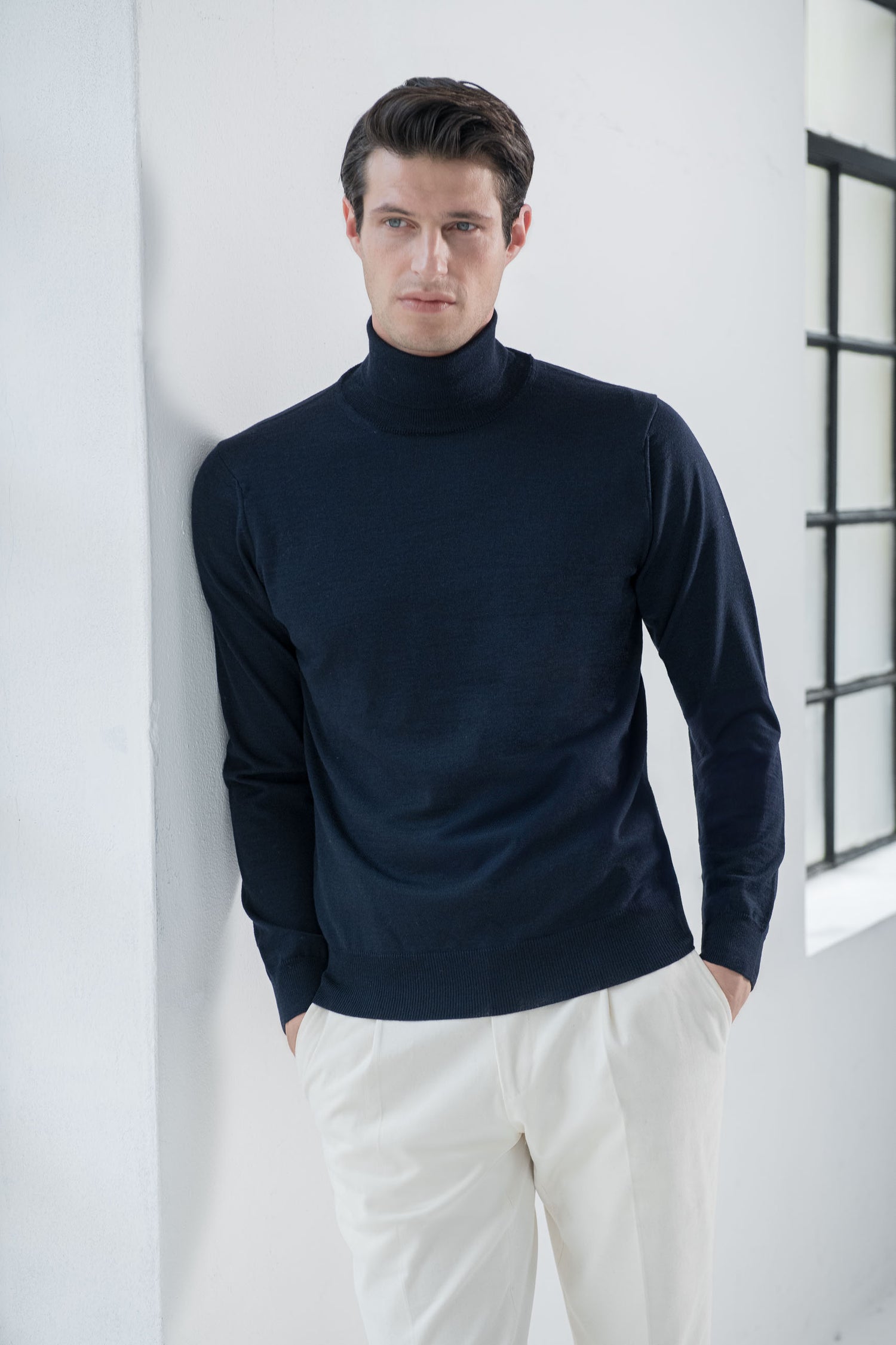 Col roulé bleu en mérinos – Made in Italy