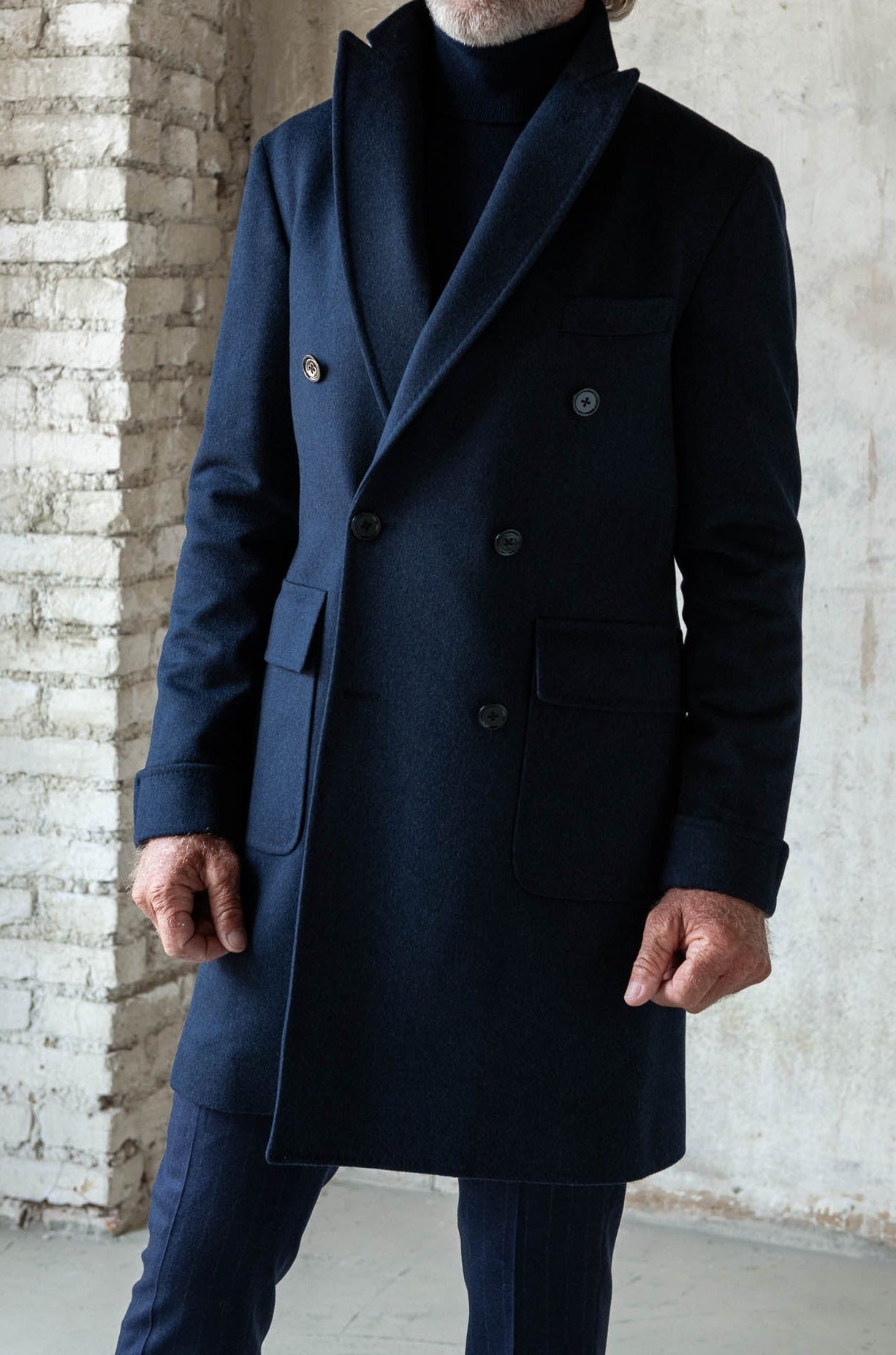 blue coat, blue overcoat, blue double breasted wool coat, blue wool coat for men, blue double breasted coat Loro Piana wool, blue wool Loro Piana double breasted overcoat, classic men's double breasted overcoat, pardessus croisé bleu, pardessus croisé bleu laine Loro Piana, pardessus croisé bleu homme, manteau croisé classique homme, manteau classique bleu, manteau formel homme, manteau formel croisé bleu, formal men coat, formal double breasted overcoat, formal double breasted blue coat