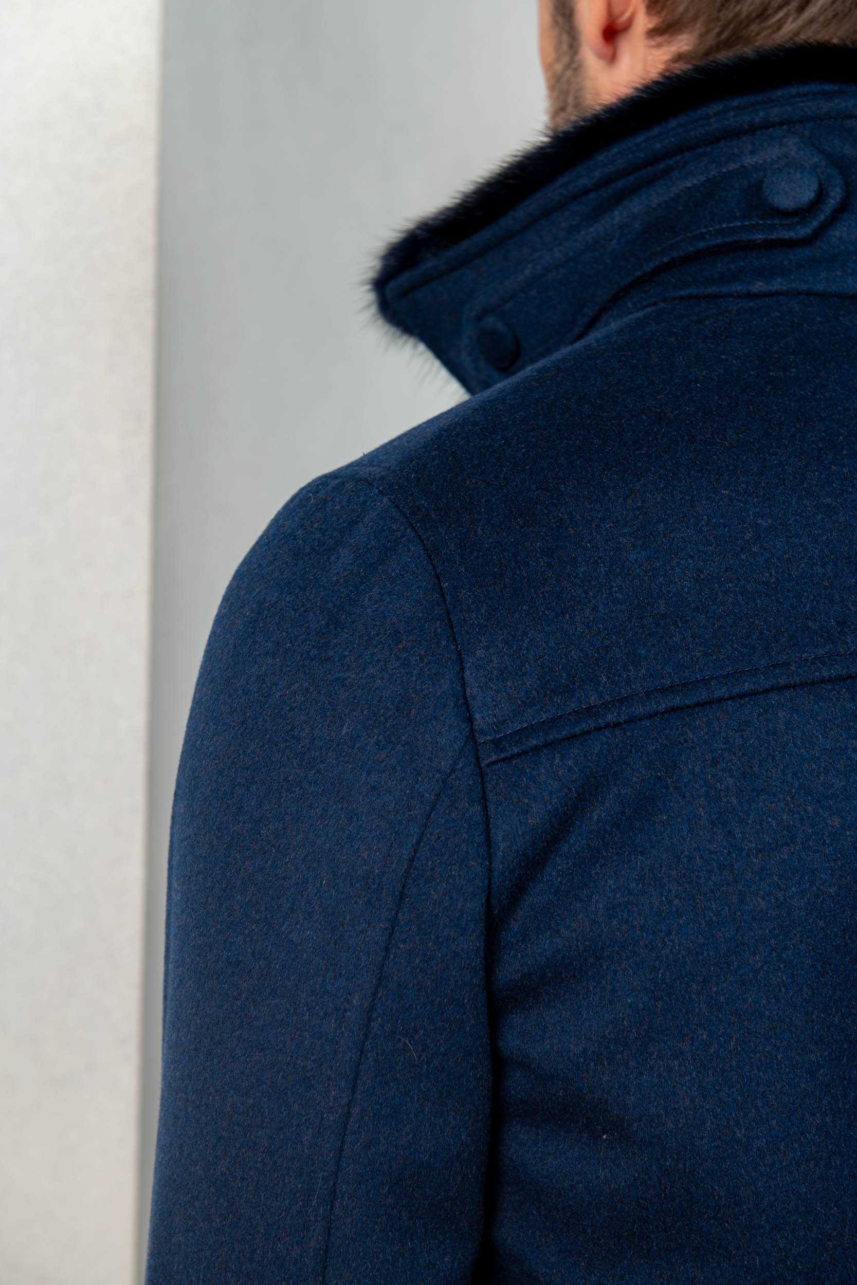 Cappotto corto blu con collo in shearling removibile – Made in Italy