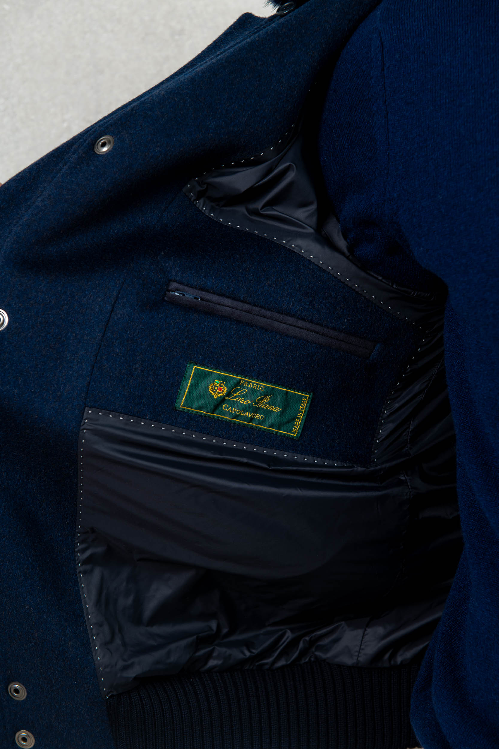 Manteau court bleu avec col en peau retournée amovible – Made in Italy