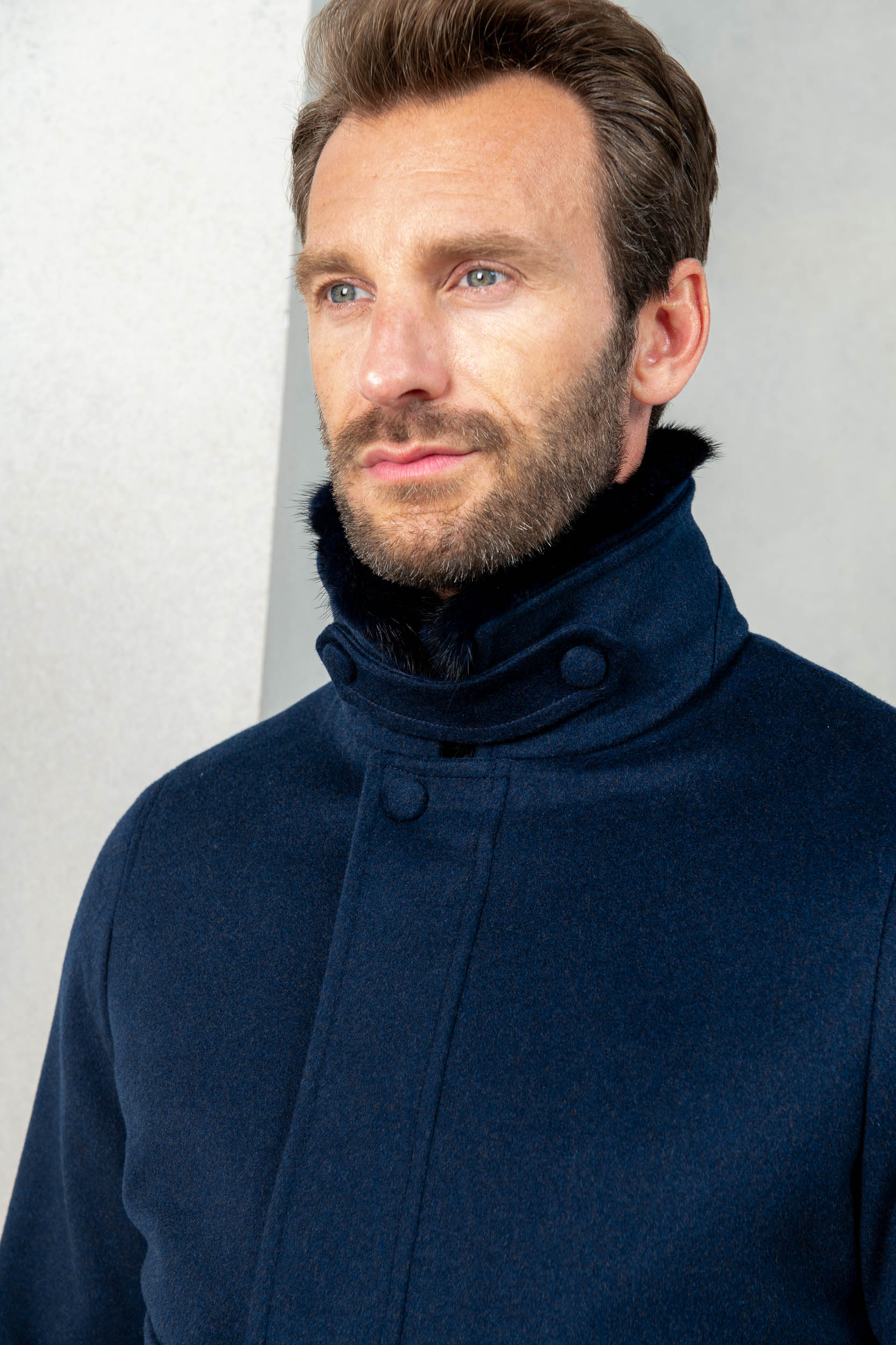 Cappotto corto blu con collo in shearling removibile – Made in Italy