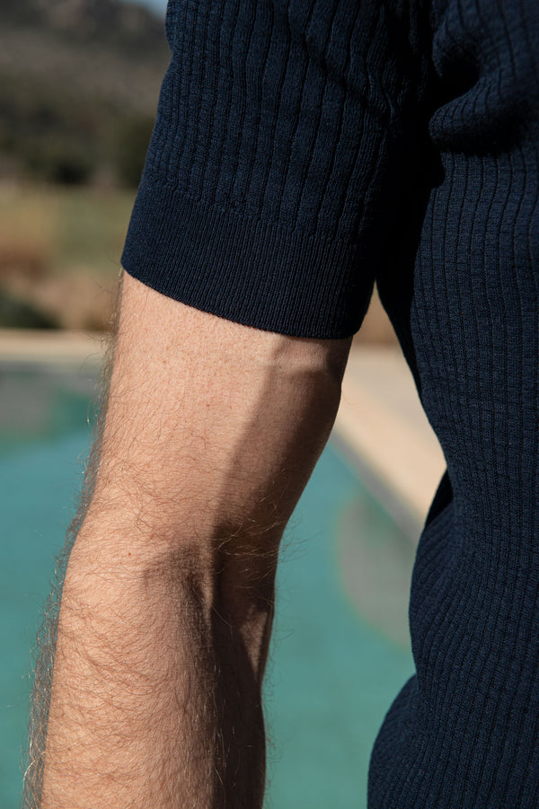 Blue Thin Ribbed Polo, Knit Polo Blue, cotton knitted polo, cotton Thin ribbed blue polo, Blue Thin  Ribbed Knit, Polo bleu à fines côtes, Polo tricoté bleu, polo tricoté en coton, polo bleu à fines côtes, Polo tricoté bleu à fines côtes, Polo blu a coste sottili, Polo a maglia blu, polo a maglia in cotone, polo blu a coste sottili in cotone, Polo blu a coste sottili, 