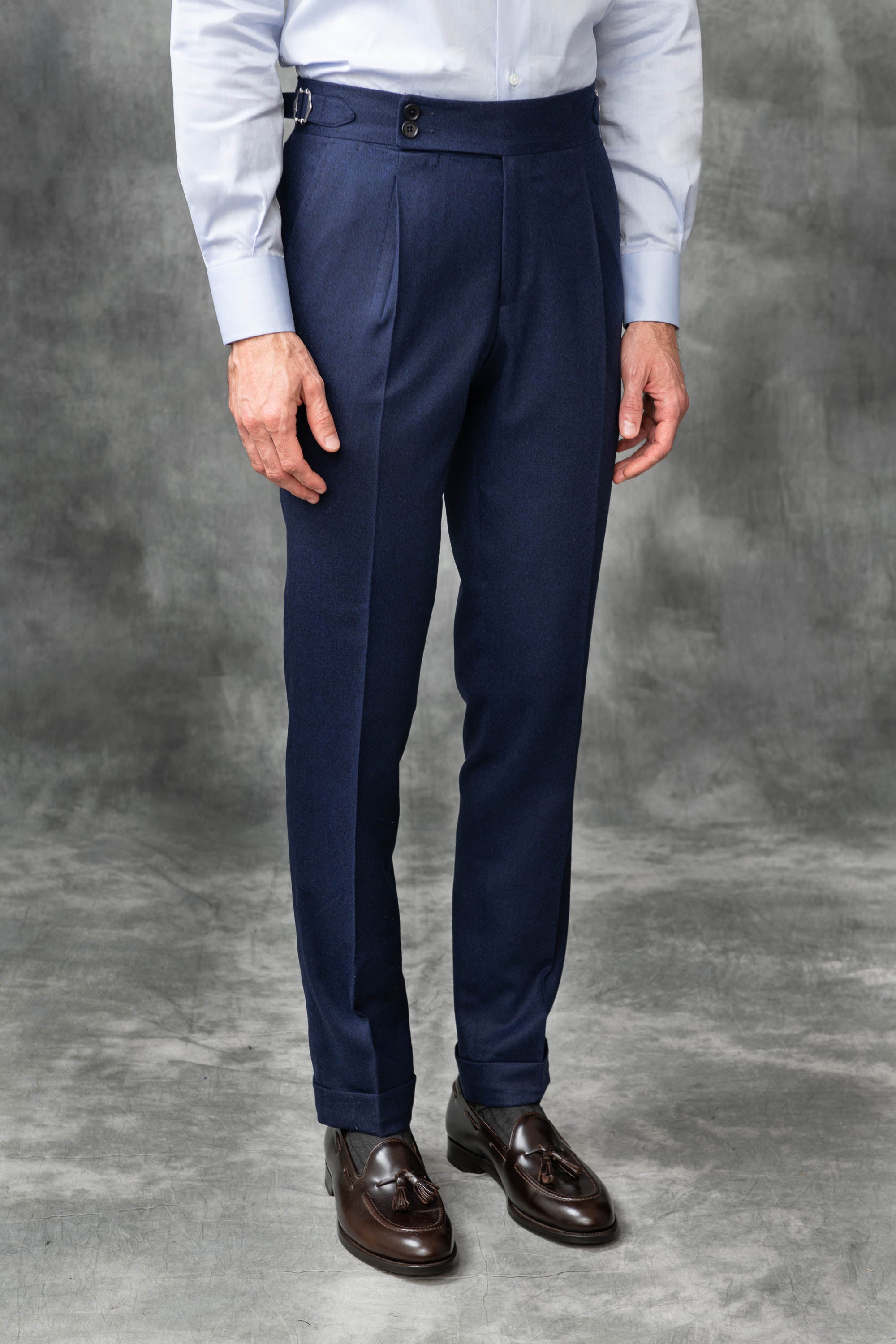 Flannel trousers,  blue trousers, sartorial trousers, italian style; pantalons en flanelle, pantalons bleu, pantalons sartoriaux, style italien , pantalons fabriqués en Italie, pantaloni in flanella, pantaloni blu, pantaloni sartoriali, stile italiano; pantaloni made in italy, winter trousers, chino trousers, pleated trousers, pantalon d'hiver, pantalon chino, pantalon à plis
