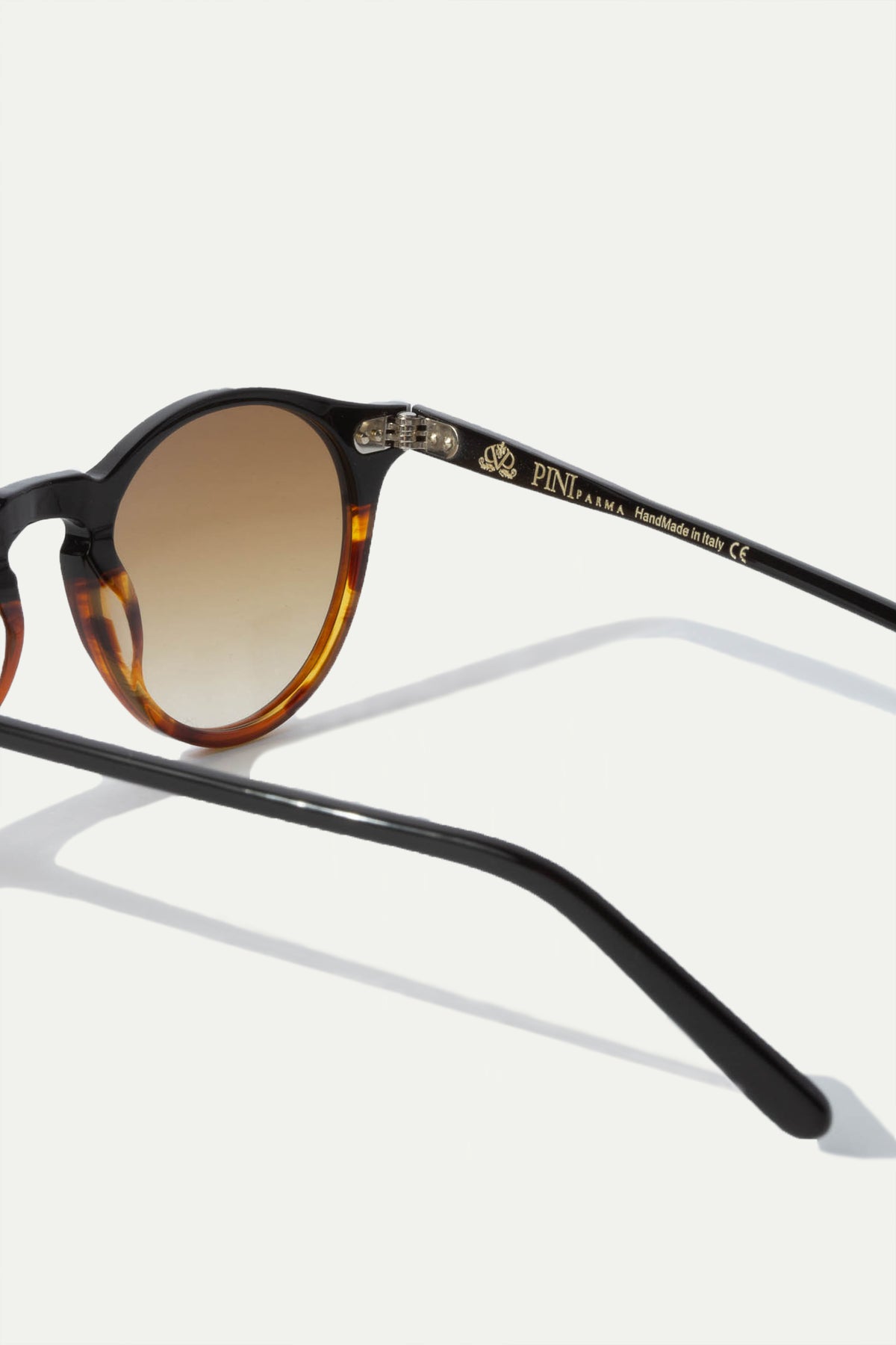Brown Portofino Sunglasses, men's elegant brown sunglasses, refined and timeless design, high-quality lenses, lightweight and comfortable, lunettes Portofino marron pour hommes, lunettes de soleil sophistiquées, protection UV et confort optimal, occhiali da sole Portofino marroni, design raffinato e senza tempo, lenti di alta qualità, accessorio di classe.