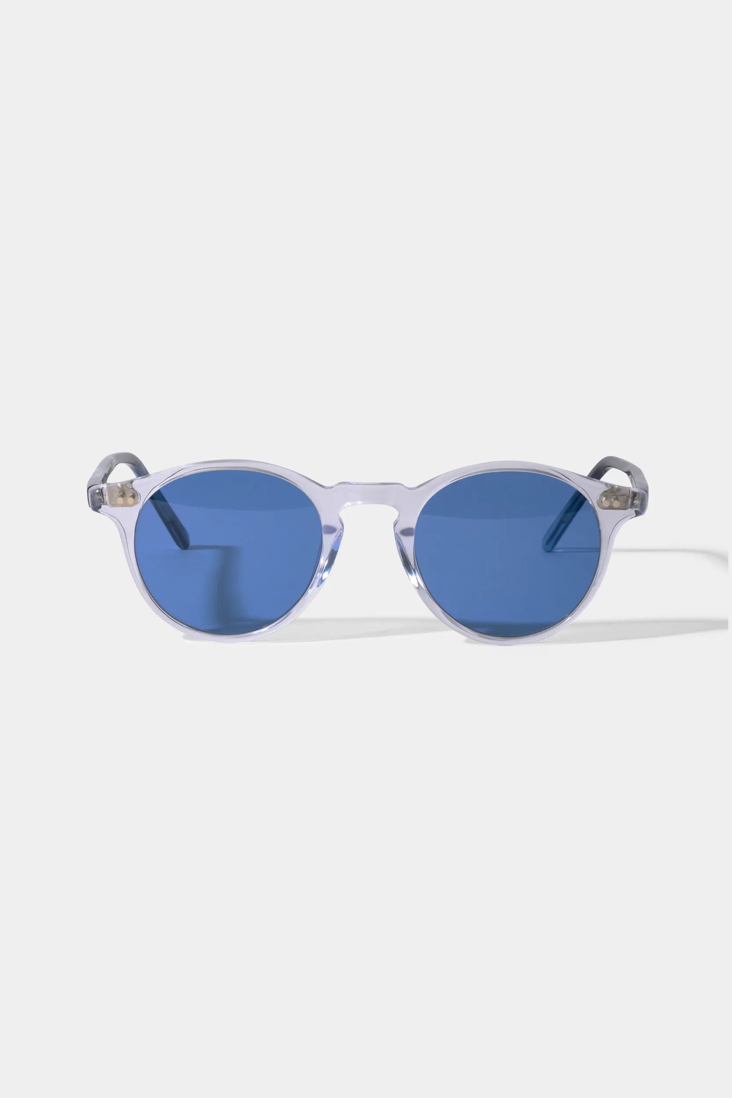 Clear Portofino Sunglasses, men's elegant transparent sunglasses, refined and timeless design, high-quality lenses, lightweight and comfortable, lunettes Portofino transparentes pour hommes, lunettes de soleil sophistiquées, protection UV et confort optimal, occhiali da sole Portofino trasparenti, design raffinato e senza tempo, lenti di alta qualità, accessorio di classe.