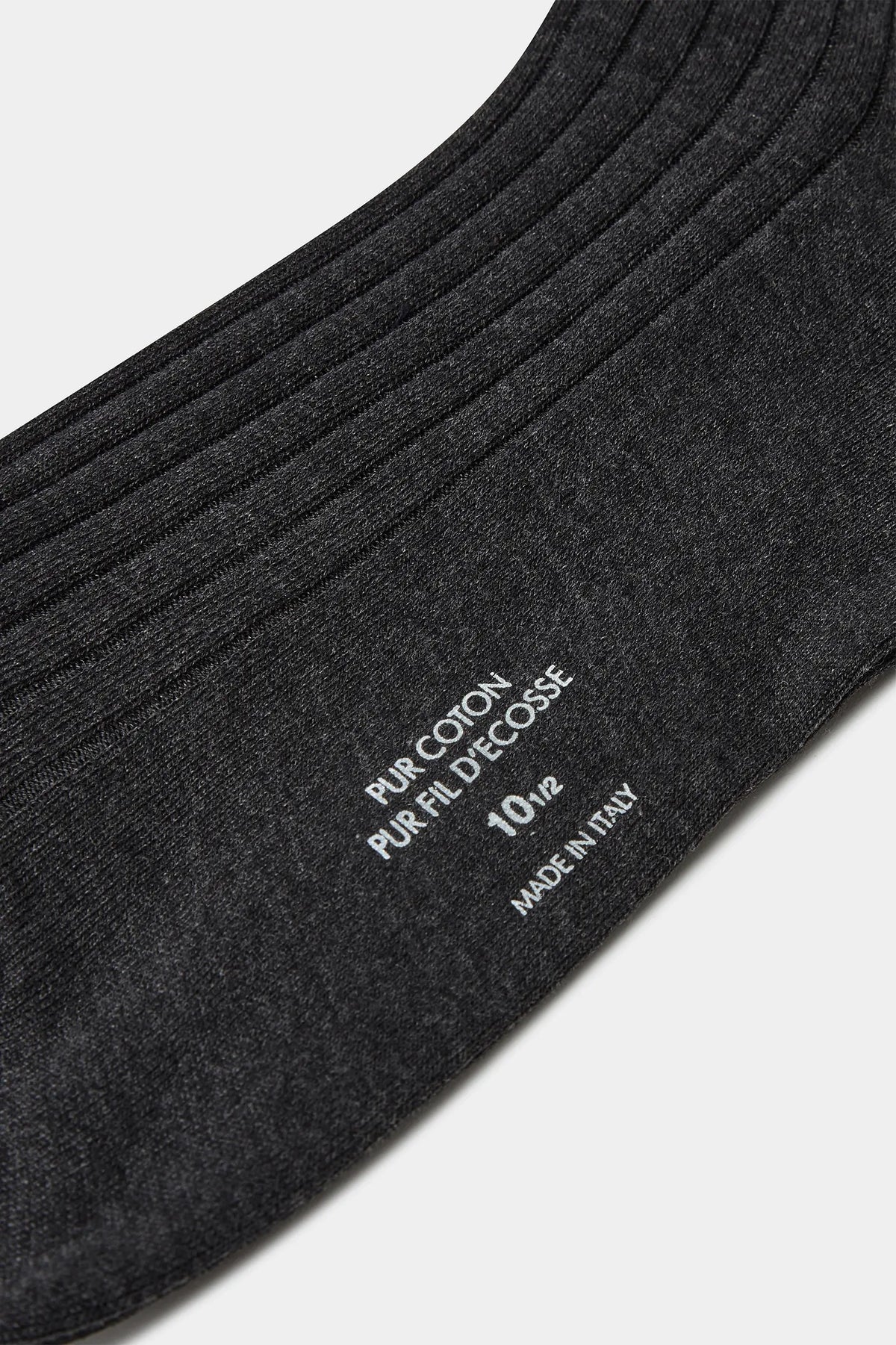 Grey Long Socks, men's grey socks, elegant long grey socks, formal grey socks, breathable cotton socks, chaussettes longues grises pour hommes, chaussettes grises élégantes, chaussettes formelles grises, calze lunghe grigie da uomo, calze grigie eleganti, calze formali in cotone grigio.