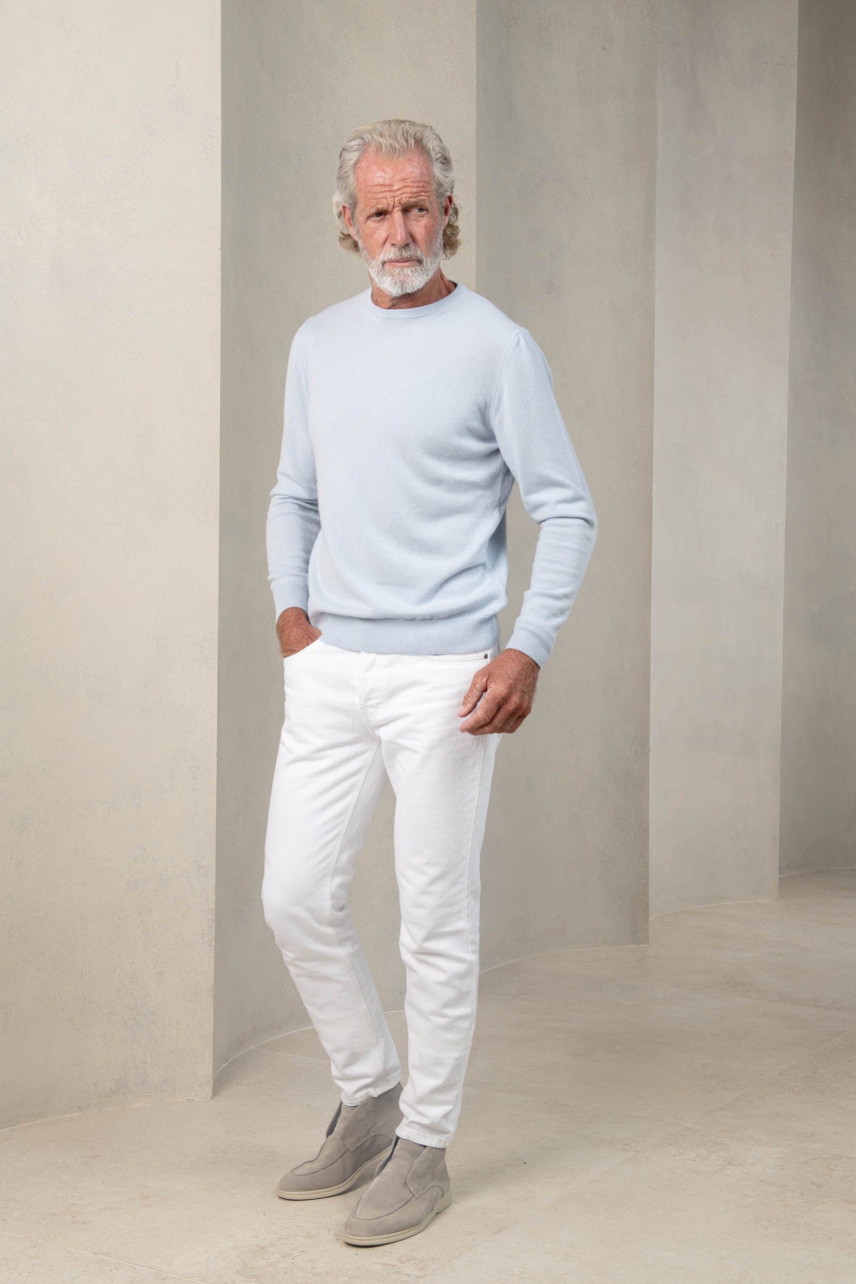 Cashmere roundneck, italian style,  light blue roundneck,  light blue cashmere roundneck,  light blue knit, italian roundneck, Girocollo in cashmere, stile italiano, girocollo verde, girocollo in cashmere blu chiaro, maglia  blu chiaro, girocollo italiano,  Col rond en cachemire, style italien, col rond  bleu clair, col rond en cachemire bleu clair, maille  bleu clair, col rond italien, 