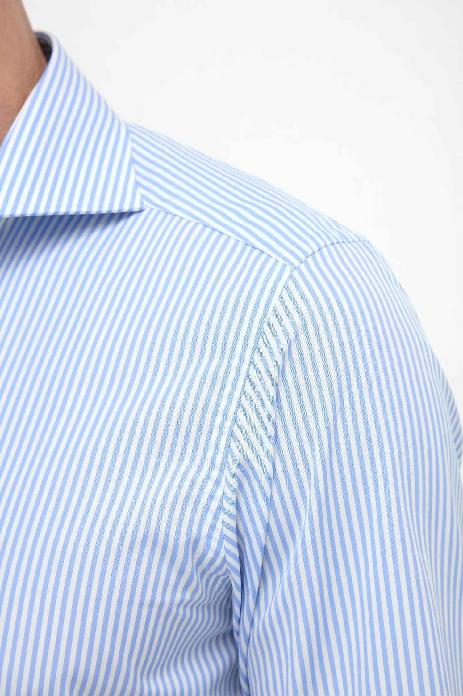 Light blue striped shirt, Italian striped shirt, luxury light blue shirt, premium striped shirt for men, elegant men’s striped shirt, handcrafted Italian shirt, classic light blue striped shirt, stylish formal shirt, chemise rayée bleu clair italienne, chemise de luxe à rayures bleues, chemise élégante bleu clair, chemise rayée faite à la main en Italie, camicia a righe blu chiaro, camicia elegante in cotone italiano, camicia formale italiana