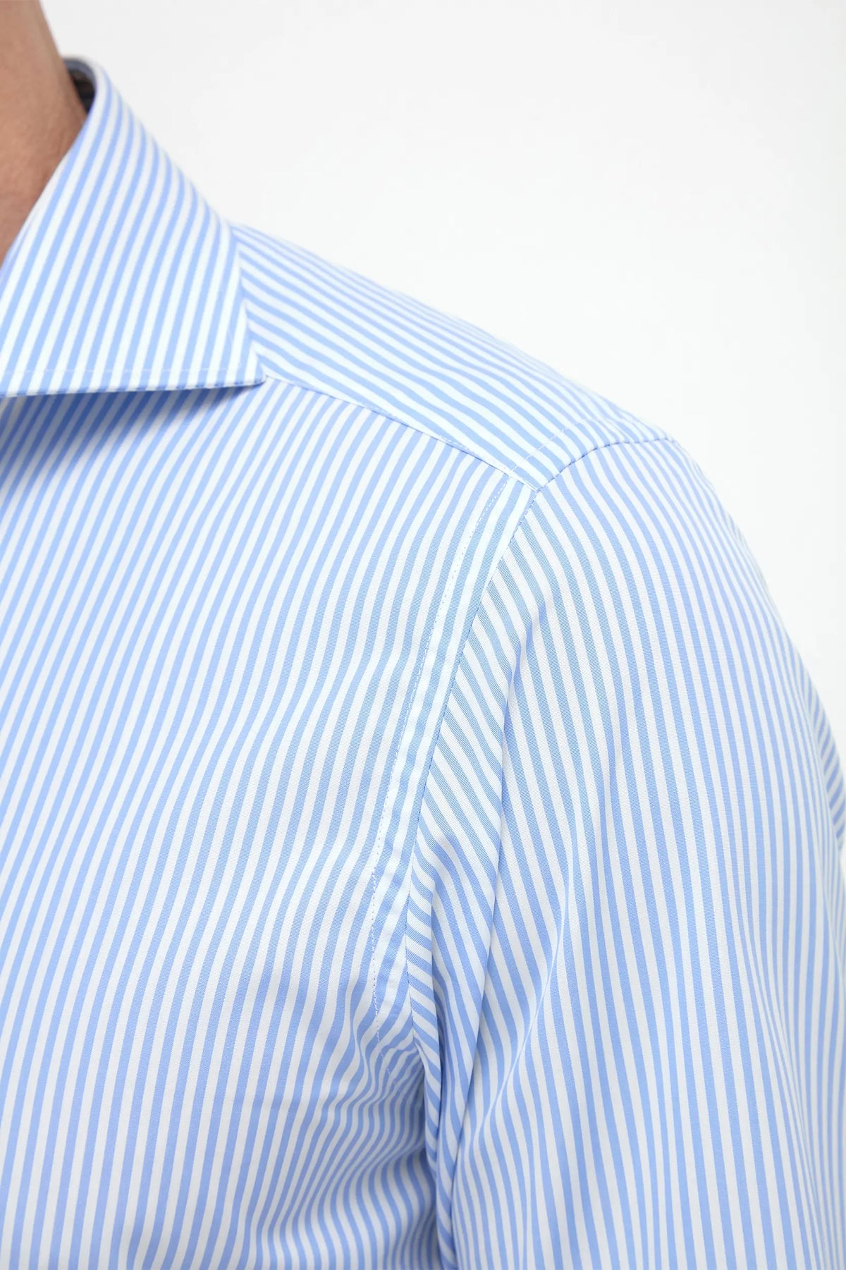 Light blue striped shirt, Italian striped shirt, luxury light blue shirt, premium striped shirt for men, elegant men’s striped shirt, handcrafted Italian shirt, classic light blue striped shirt, stylish formal shirt, chemise rayée bleu clair italienne, chemise de luxe à rayures bleues, chemise élégante bleu clair, chemise rayée faite à la main en Italie, camicia a righe blu chiaro, camicia elegante in cotone italiano, camicia formale italiana