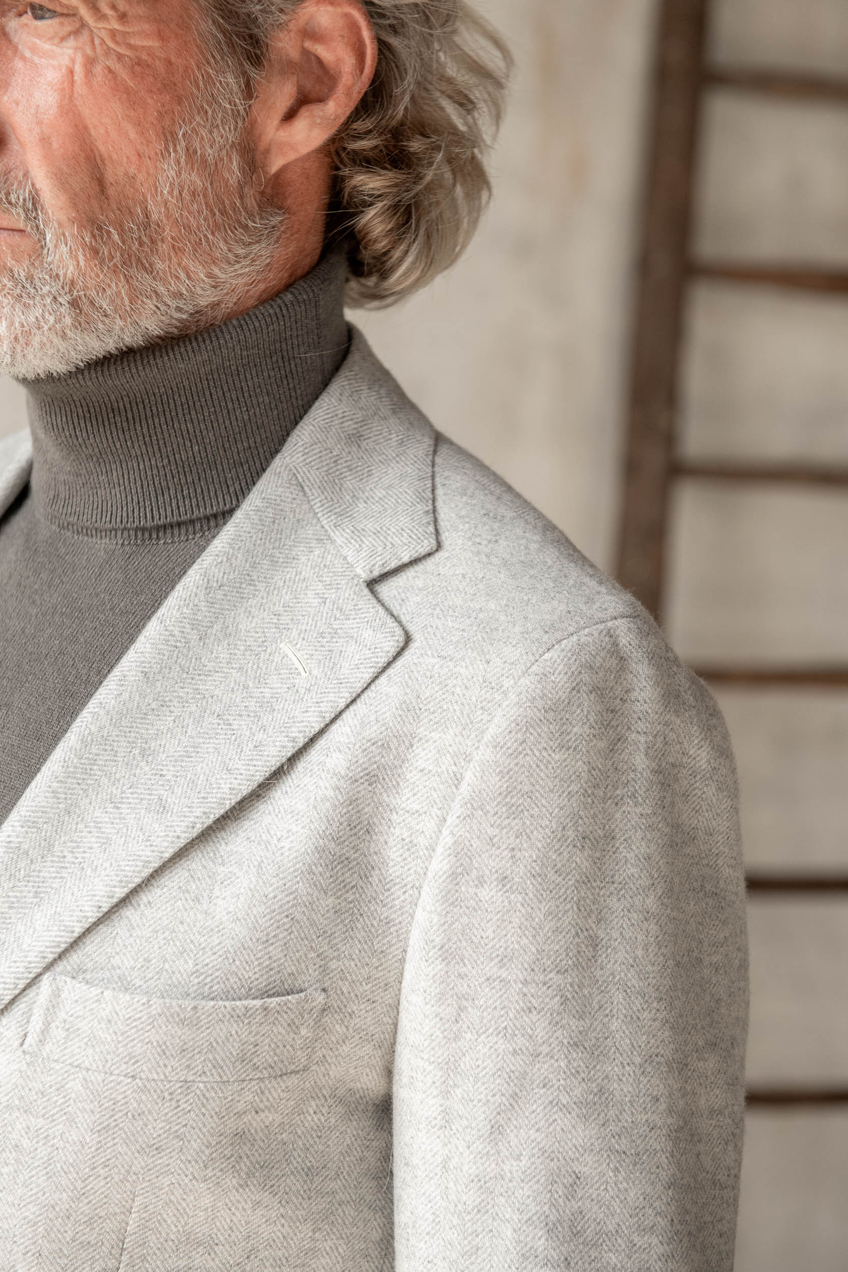 light grey flannel jacket, light grey flannel jacket herringbone, light grey herringbone jacket, veste gris clair chevrons, veste grise chevrons, veste gris clair à chevrons, veste flanelle à chevrons grise, veste flanelle à chevrons