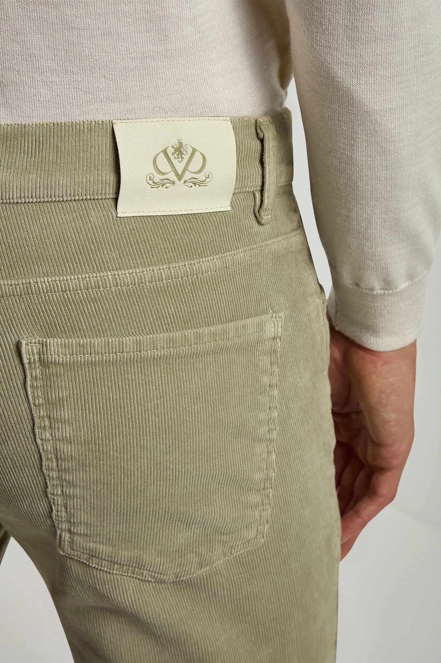 
Corduroy Trousers, Sage 5 pocket trousers, Cotton 5 pockets trousers, High Rise 5 pocket trousers, Italian High Rise Sage Cotton Trousers, Pantaloni in velluto a coste, pantaloni salvia a 5 tasche, pantaloni in cotone a 5 tasche, pantaloni a 5 tasche a vita alta, pantaloni italiani a vita alta in cotone color salvia, Pantalon en velours côtelé, pantalon sauge à 5 poches, pantalon en coton à 5 poches, pantalon à 5 poches à taille haute, pantalon italien à taille haute en coton sauge,
