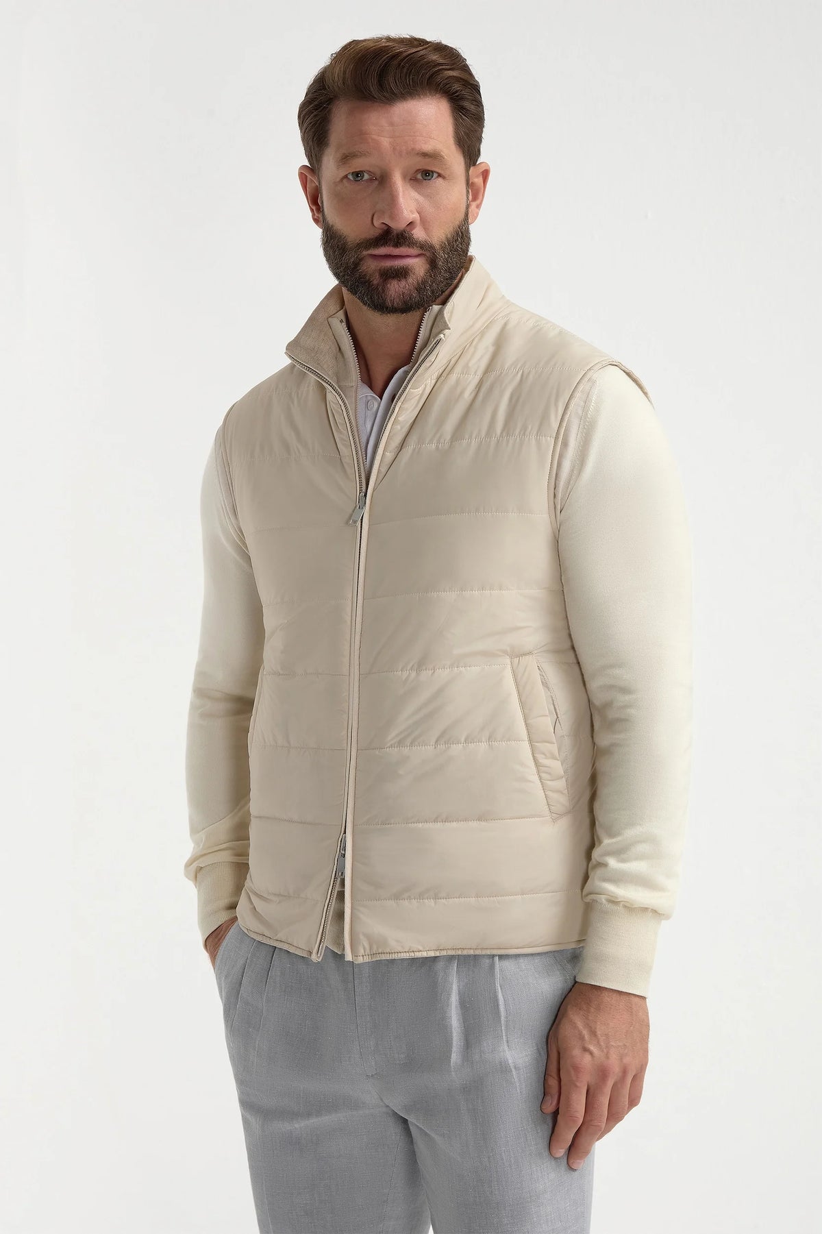 Sand Herringbone Reversible Vest, men's beige herringbone vest, elegant and versatile gilet, refined casual and formal wear, breathable and comfortable, gilet réversible à chevrons sable pour hommes, gilet léger et sophistiqué, gilet élégant et respirant, gilet reversibile a spina di pesce color sabbia, gilet raffinato e traspirante, abbigliamento versatile ed elegante.