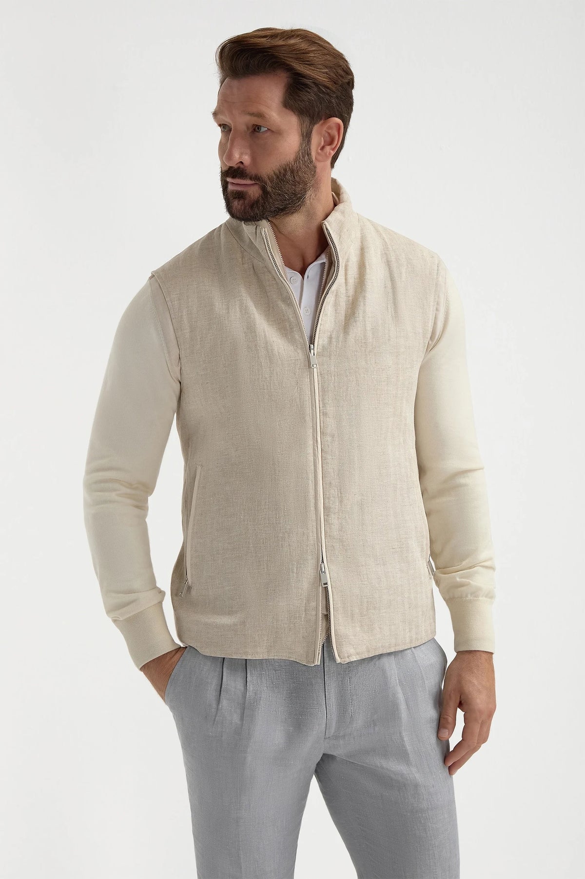 Sand Herringbone Reversible Vest, men's beige herringbone vest, elegant and versatile gilet, refined casual and formal wear, breathable and comfortable, gilet réversible à chevrons sable pour hommes, gilet léger et sophistiqué, gilet élégant et respirant, gilet reversibile a spina di pesce color sabbia, gilet raffinato e traspirante, abbigliamento versatile ed elegante.