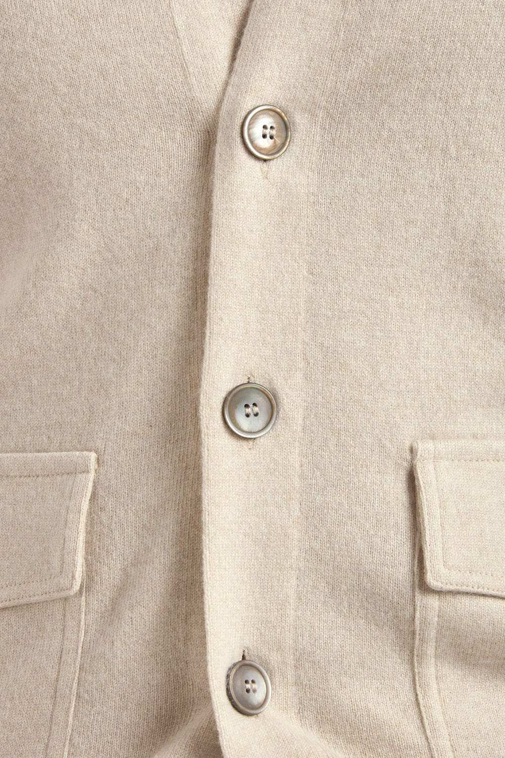 Cashmere Cardigan, Gransasso Cardigan, italian cashmere cardigan, light grey italian cardigan, Cardigan in cashmere, cardigan Gransasso, cardigan in cashmere italiano, cardigan grigio chiaro italiano, Cardigan en cachemire, cardigan Gransasso, cardigan italien en cachemire