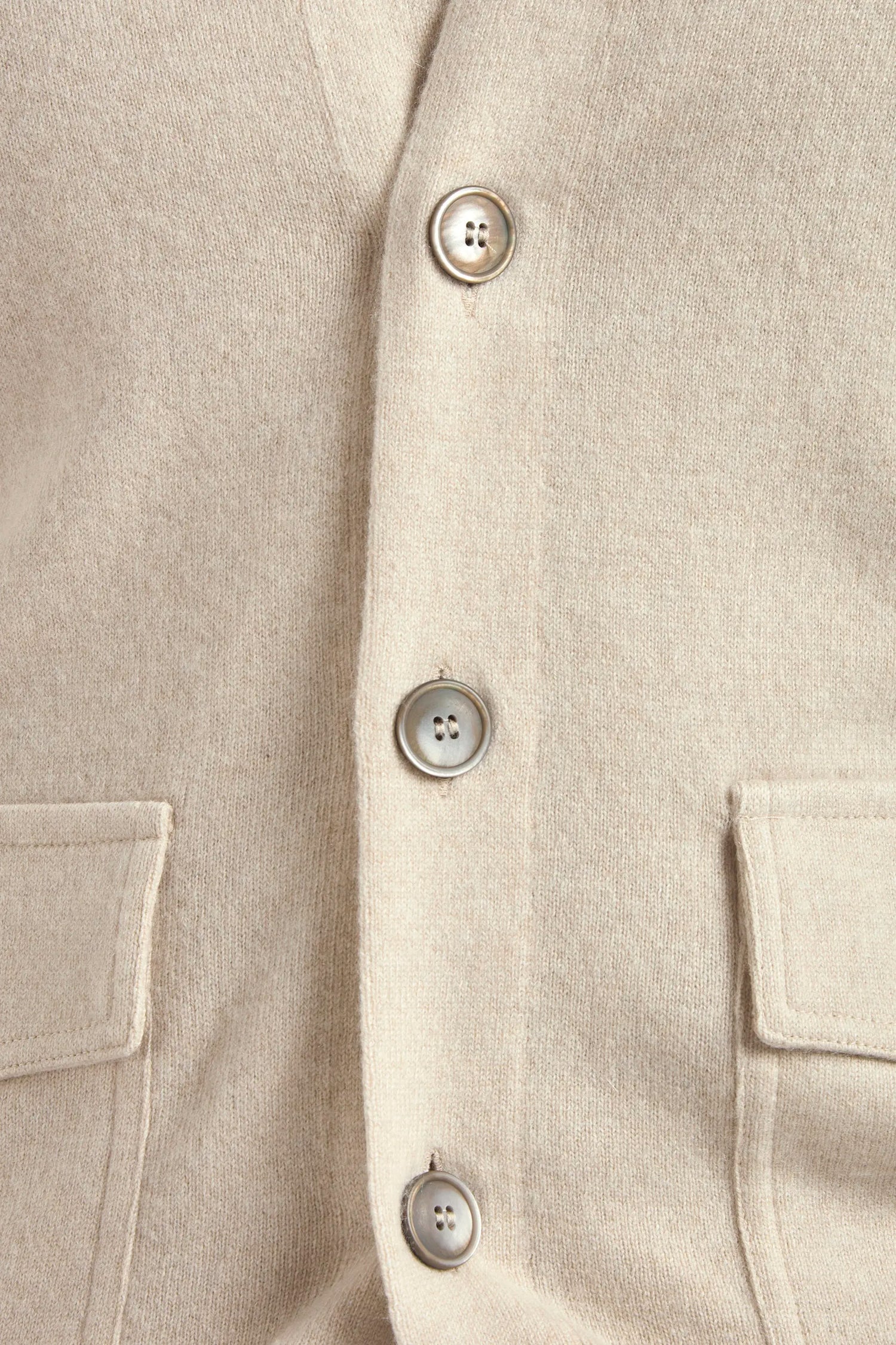 Cashmere Cardigan, Gransasso Cardigan, italian cashmere cardigan, light grey italian cardigan, Cardigan in cashmere, cardigan Gransasso, cardigan in cashmere italiano, cardigan grigio chiaro italiano, Cardigan en cachemire, cardigan Gransasso, cardigan italien en cachemire