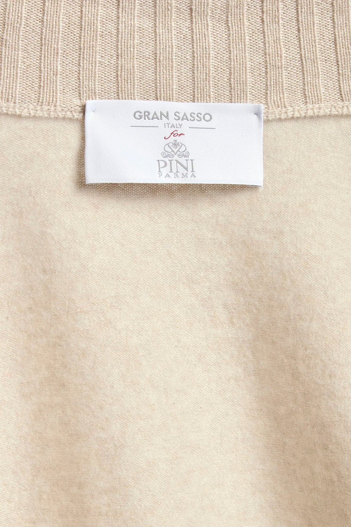 Cashmere Cardigan, Gransasso Cardigan, italian cashmere cardigan, light grey italian cardigan, Cardigan in cashmere, cardigan Gransasso, cardigan in cashmere italiano, cardigan grigio chiaro italiano, Cardigan en cachemire, cardigan Gransasso, cardigan italien en cachemire