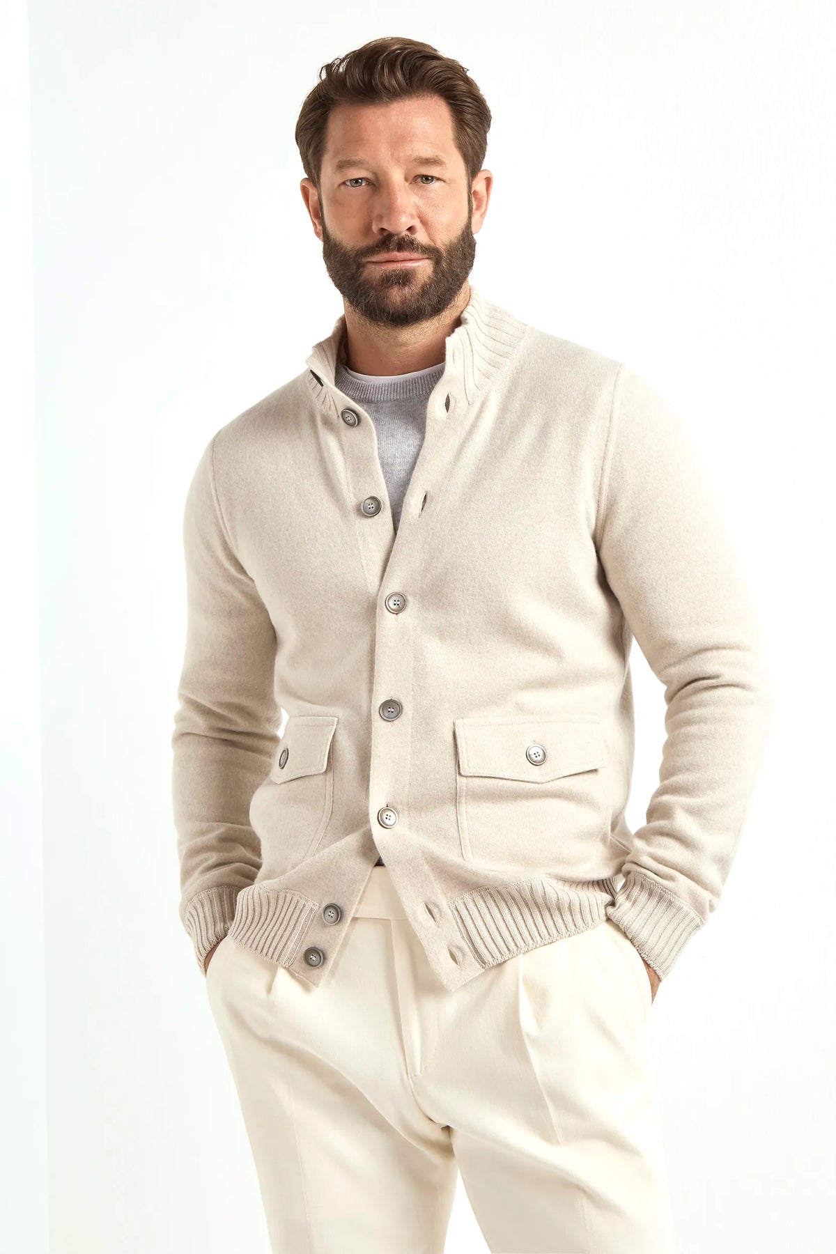 Cashmere Cardigan, Gransasso Cardigan, italian cashmere cardigan, light grey italian cardigan, Cardigan in cashmere, cardigan Gransasso, cardigan in cashmere italiano, cardigan grigio chiaro italiano, Cardigan en cachemire, cardigan Gransasso, cardigan italien en cachemire