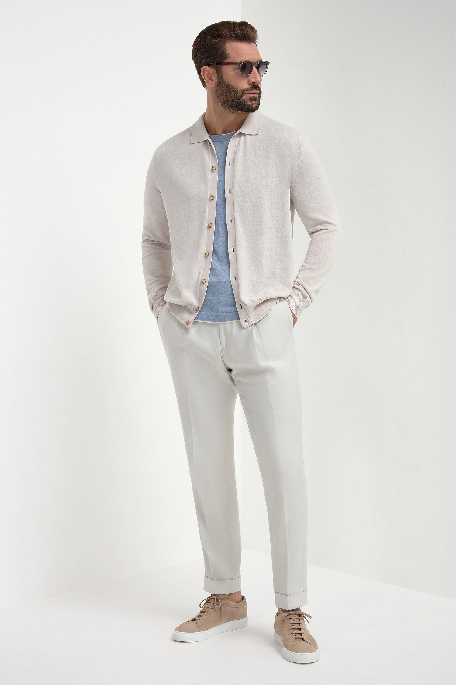Stone Polo Cardigan, men's stone-colored knit cardigan, elegant buttoned polo cardigan, lightweight breathable knitwear, refined casual layering, cardigan polo couleur pierre pour hommes, cardigan élégant en maille, veste légère et respirante, cardigan polo color pietra, maglia raffinata e traspirante, abbigliamento casual elegante.