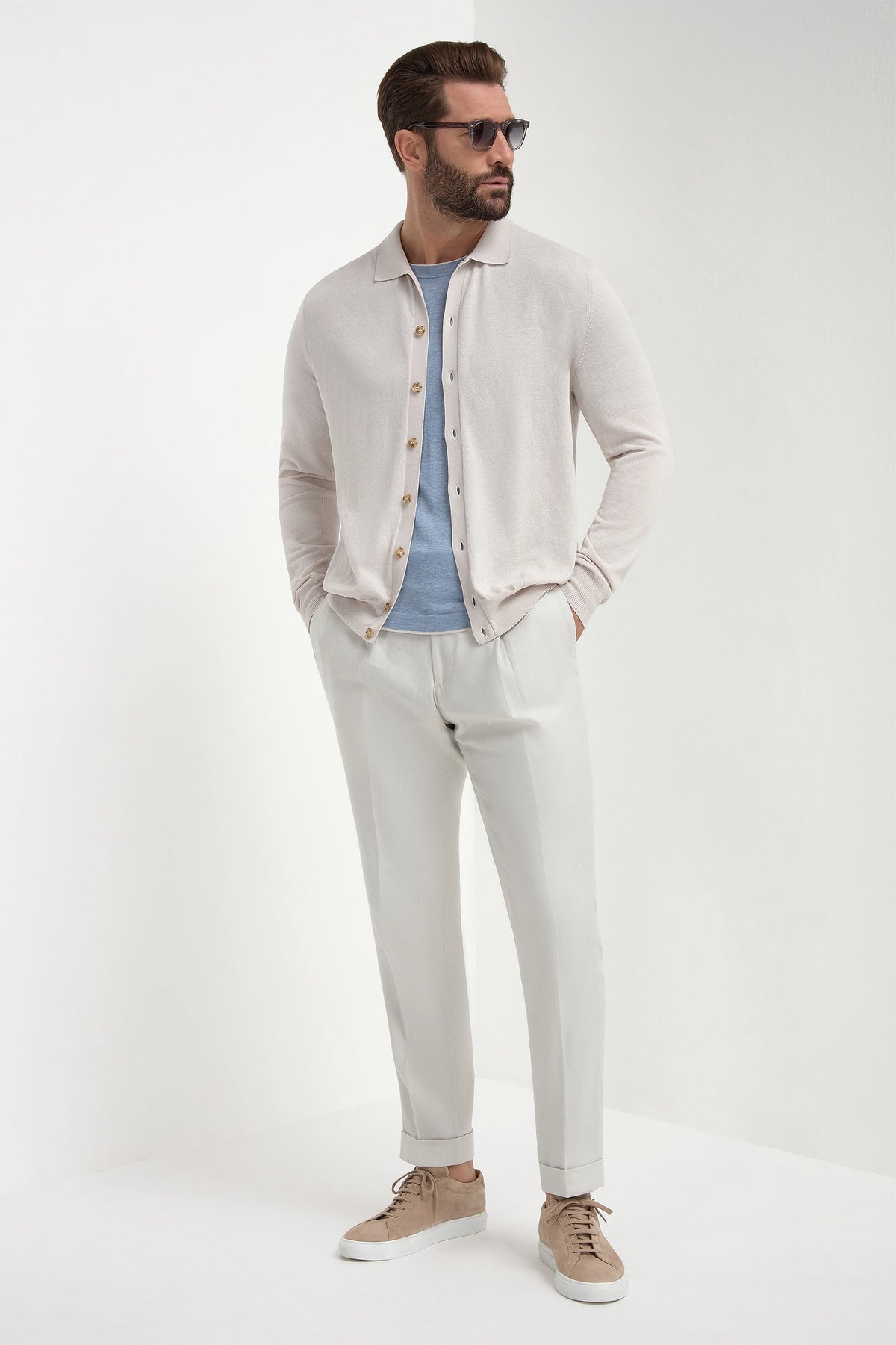 Stone Polo Cardigan, men's stone-colored knit cardigan, elegant buttoned polo cardigan, lightweight breathable knitwear, refined casual layering, cardigan polo couleur pierre pour hommes, cardigan élégant en maille, veste légère et respirante, cardigan polo color pietra, maglia raffinata e traspirante, abbigliamento casual elegante.