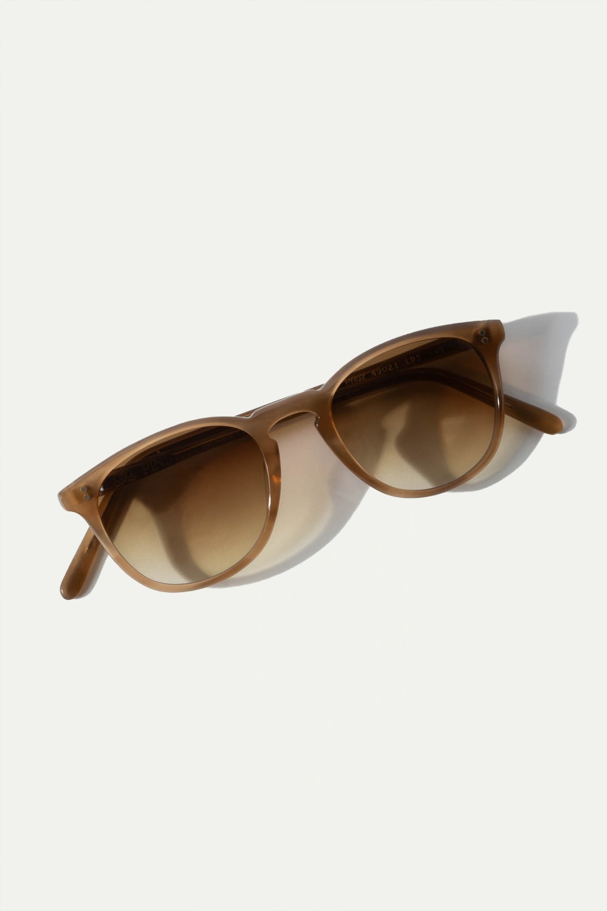 Taupe Capri Sunglasses, men's elegant taupe sunglasses, refined and timeless design, high-quality lenses, lightweight and comfortable, lunettes Capri taupe pour hommes, lunettes de soleil sophistiquées, protection UV et confort optimal, occhiali da sole Capri taupe, design raffinato e senza tempo, lenti di alta qualità, accessorio di classe.
