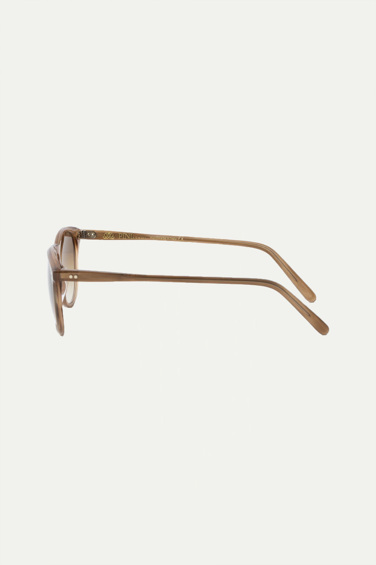 Taupe Capri Sunglasses, men's elegant taupe sunglasses, refined and timeless design, high-quality lenses, lightweight and comfortable, lunettes Capri taupe pour hommes, lunettes de soleil sophistiquées, protection UV et confort optimal, occhiali da sole Capri taupe, design raffinato e senza tempo, lenti di alta qualità, accessorio di classe.