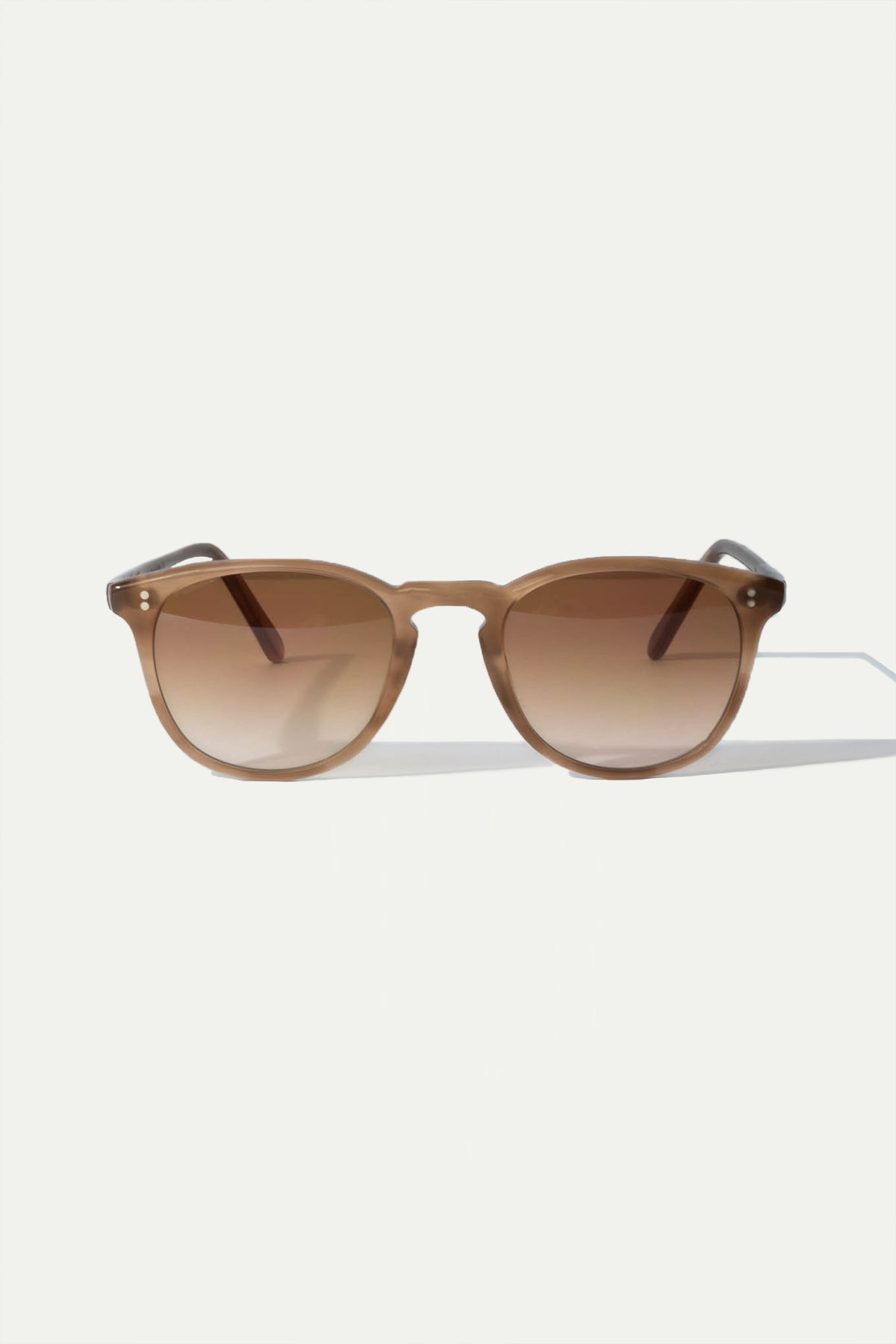 Taupe Capri Sunglasses, men's elegant taupe sunglasses, refined and timeless design, high-quality lenses, lightweight and comfortable, lunettes Capri taupe pour hommes, lunettes de soleil sophistiquées, protection UV et confort optimal, occhiali da sole Capri taupe, design raffinato e senza tempo, lenti di alta qualità, accessorio di classe.