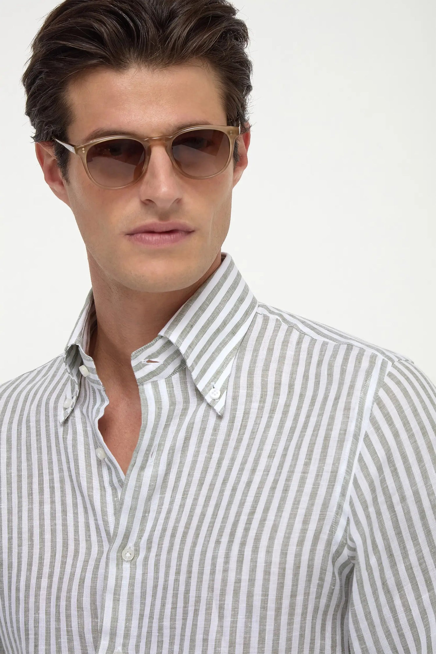 Taupe Capri Sunglasses, men's elegant taupe sunglasses, refined and timeless design, high-quality lenses, lightweight and comfortable, lunettes Capri taupe pour hommes, lunettes de soleil sophistiquées, protection UV et confort optimal, occhiali da sole Capri taupe, design raffinato e senza tempo, lenti di alta qualità, accessorio di classe.