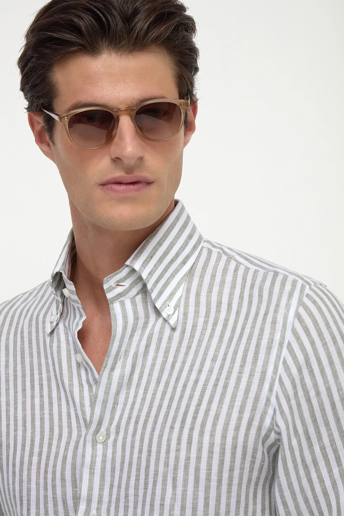 Taupe Capri Sunglasses, men's elegant taupe sunglasses, refined and timeless design, high-quality lenses, lightweight and comfortable, lunettes Capri taupe pour hommes, lunettes de soleil sophistiquées, protection UV et confort optimal, occhiali da sole Capri taupe, design raffinato e senza tempo, lenti di alta qualità, accessorio di classe.