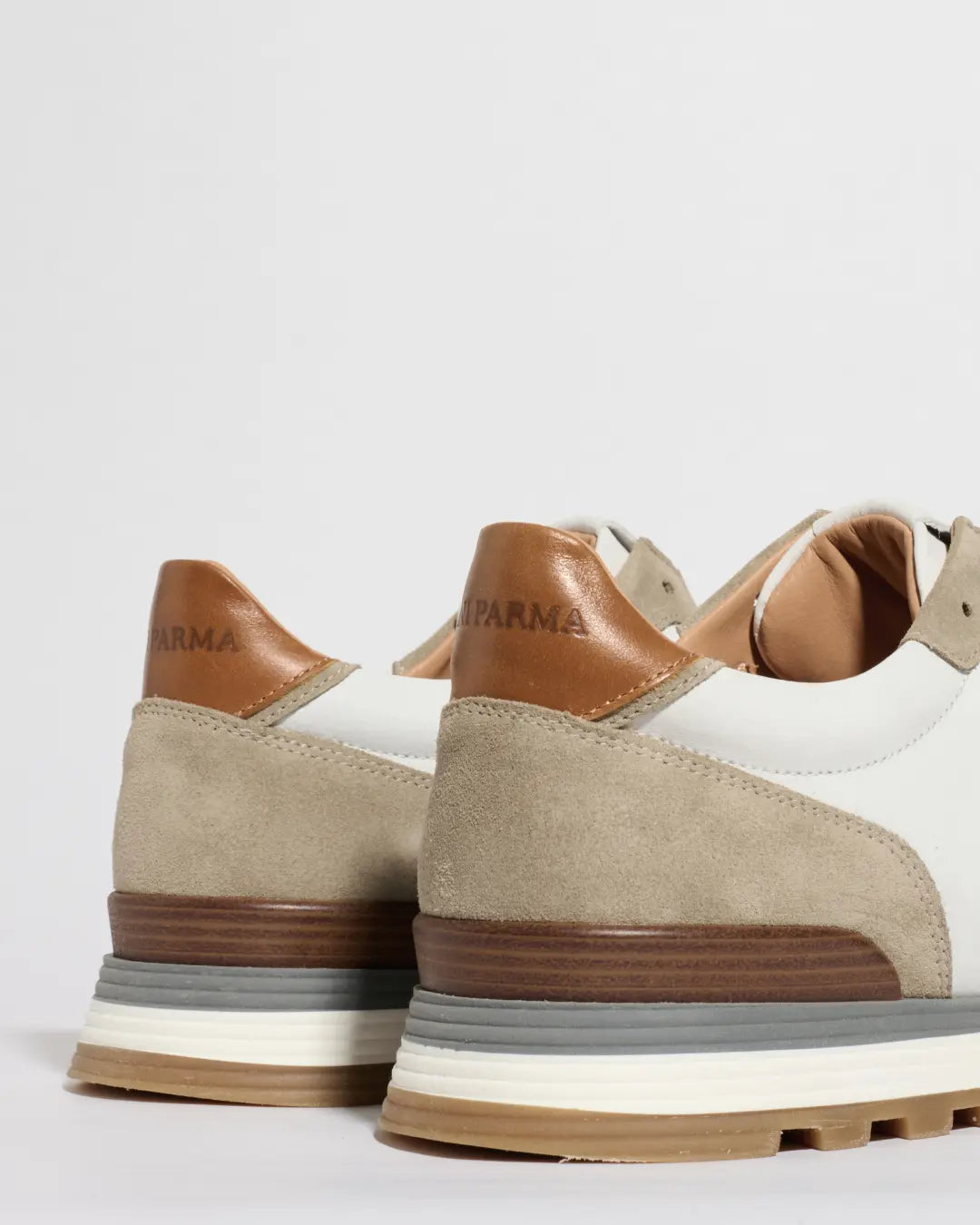 Runners en nubuck et daim taupe et blanc - Made in Italy