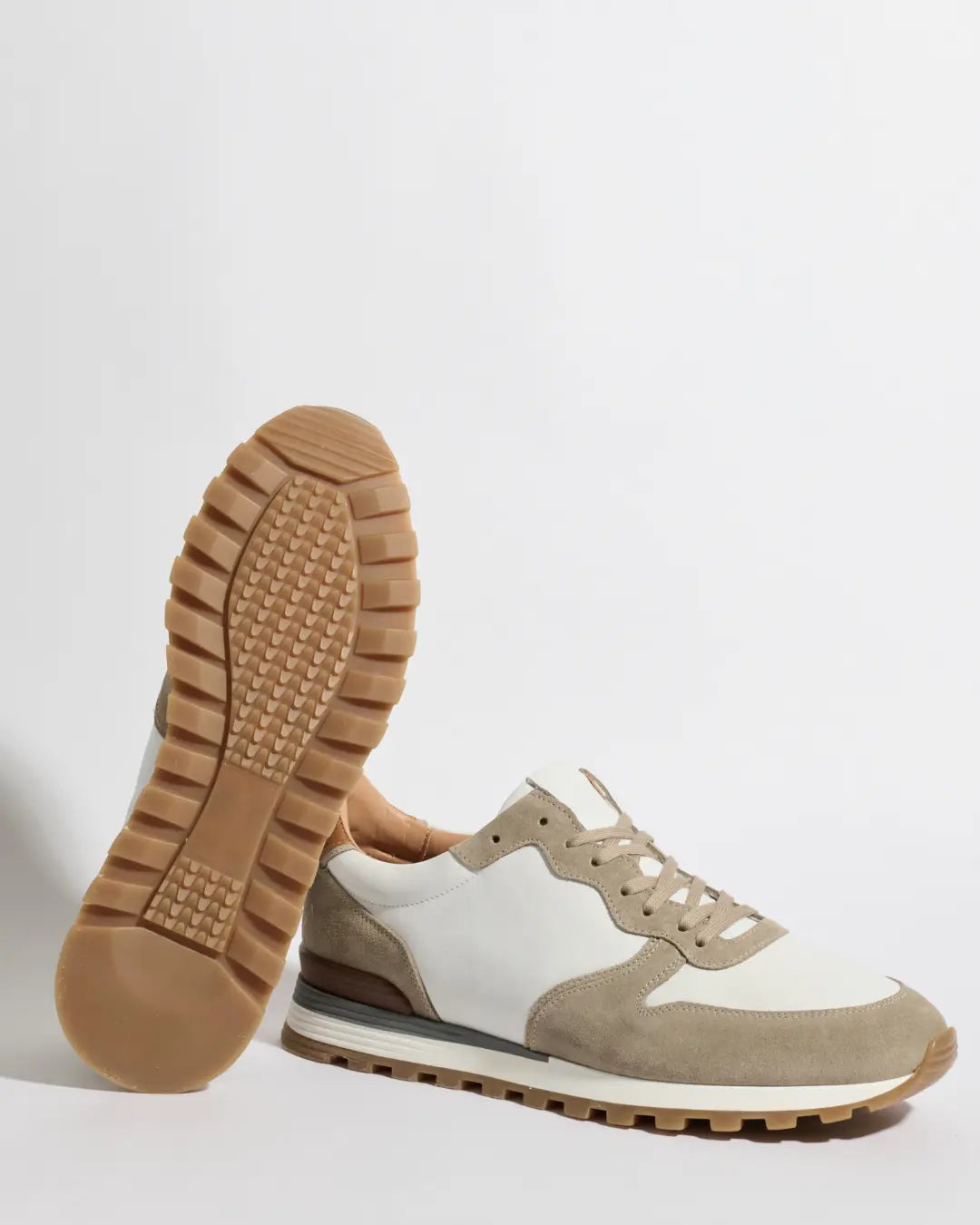 Runners en nubuck et daim taupe et blanc - Made in Italy