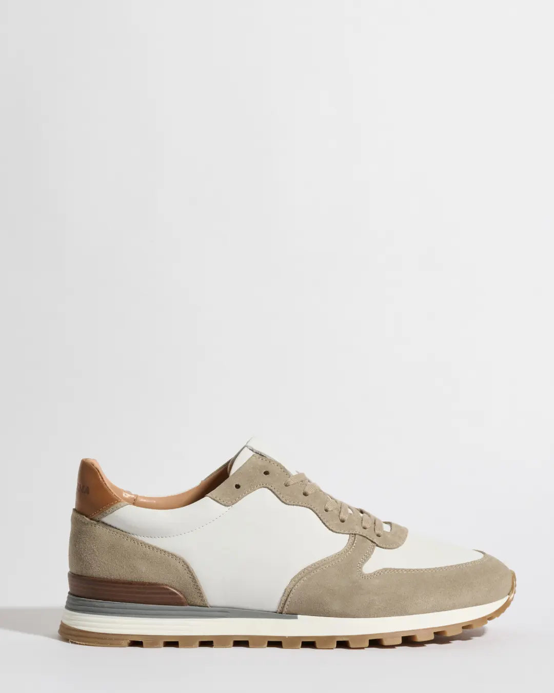 Runners en nubuck et daim taupe et blanc - Made in Italy