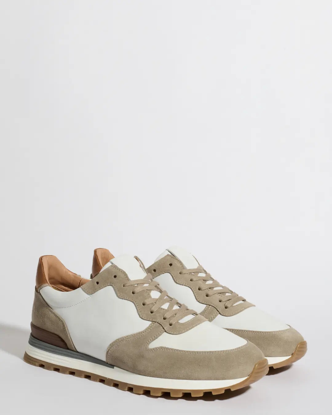 Runners en nubuck et daim taupe et blanc - Made in Italy