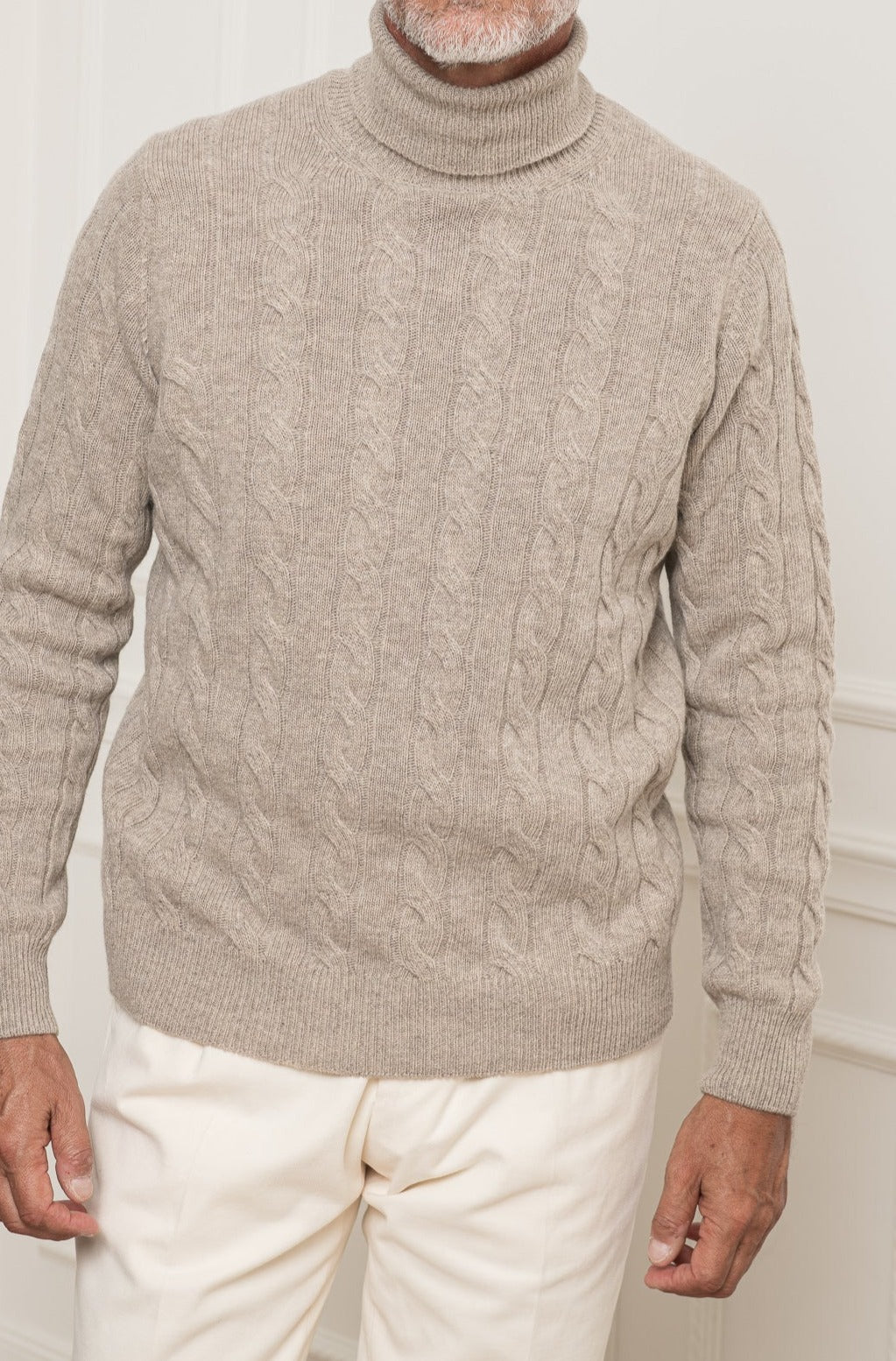 cable turtleneck, wool turtleneck, taupe turtleneck, taupe thick turtleneck, taupe knit, col roulé en câble, laine col roulé taupe, col roulé épais taupe, col roulé taupe, col roulé épais taupe, maille bleu, dolcevita cable, dolcevita taupe lana, dolcevita spesso, dolcevita, maglia taupe, dolcevita taupe