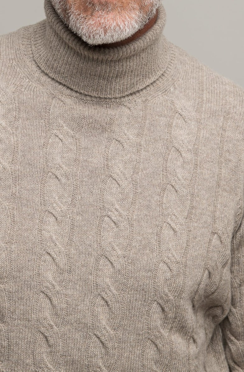 cable turtleneck, wool turtleneck, taupe turtleneck, taupe thick turtleneck, taupe knit, col roulé en câble, laine col roulé taupe, col roulé épais taupe, col roulé taupe, col roulé épais taupe, maille bleu, dolcevita cable, dolcevita taupe lana, dolcevita spesso, dolcevita, maglia taupe, dolcevita taupe