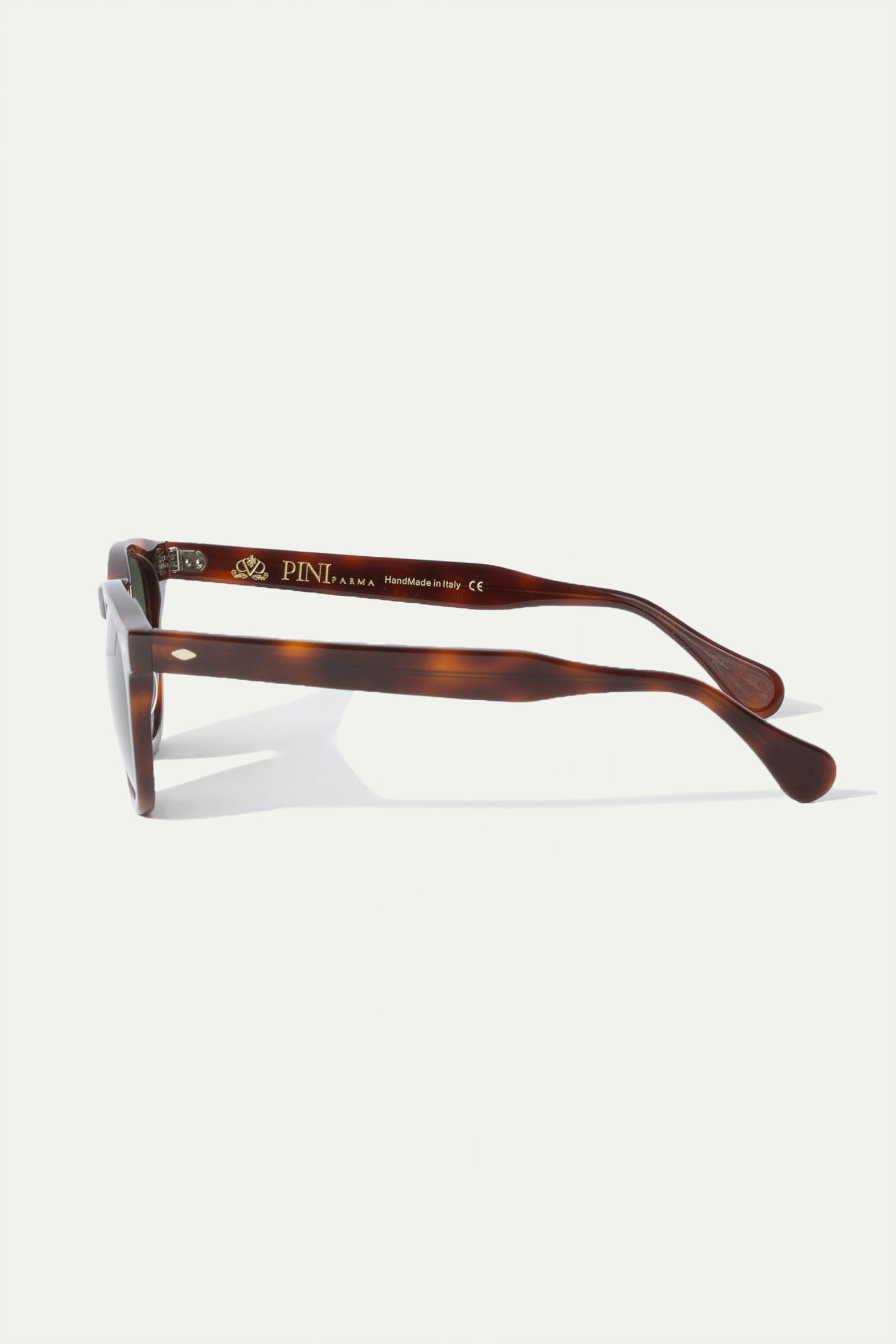 Turtle Amalfi Sunglasses, men's elegant tortoiseshell sunglasses, refined and timeless design, high-quality lenses, lightweight and comfortable, lunettes Amalfi écaille pour hommes, lunettes de soleil sophistiquées, protection UV et confort optimal, occhiali da sole Amalfi tartarugati, design raffinato e senza tempo, lenti di alta qualità, accessorio di classe.