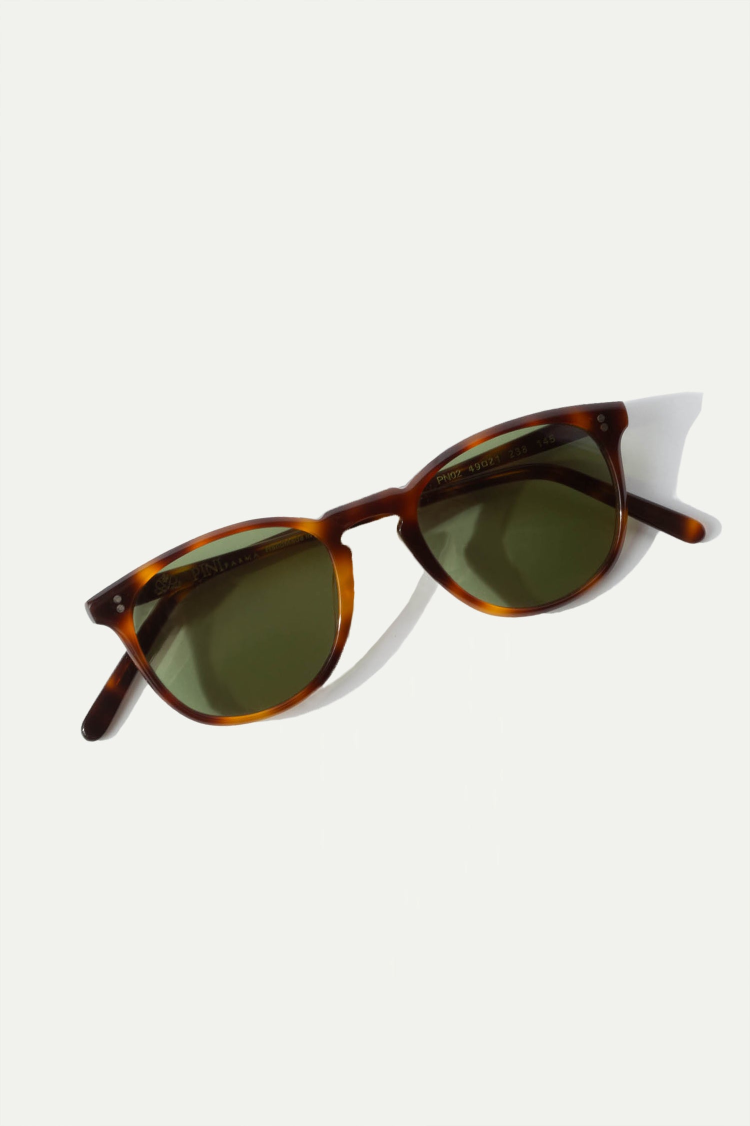 Turtle Capri Sunglasses, men's elegant tortoiseshell sunglasses, refined and timeless design, high-quality lenses, lightweight and comfortable, lunettes Capri écaille pour hommes, lunettes de soleil sophistiquées, protection UV et confort optimal, occhiali da sole Capri tartarugati, design raffinato e senza tempo, lenti di alta qualità, accessorio di classe.
