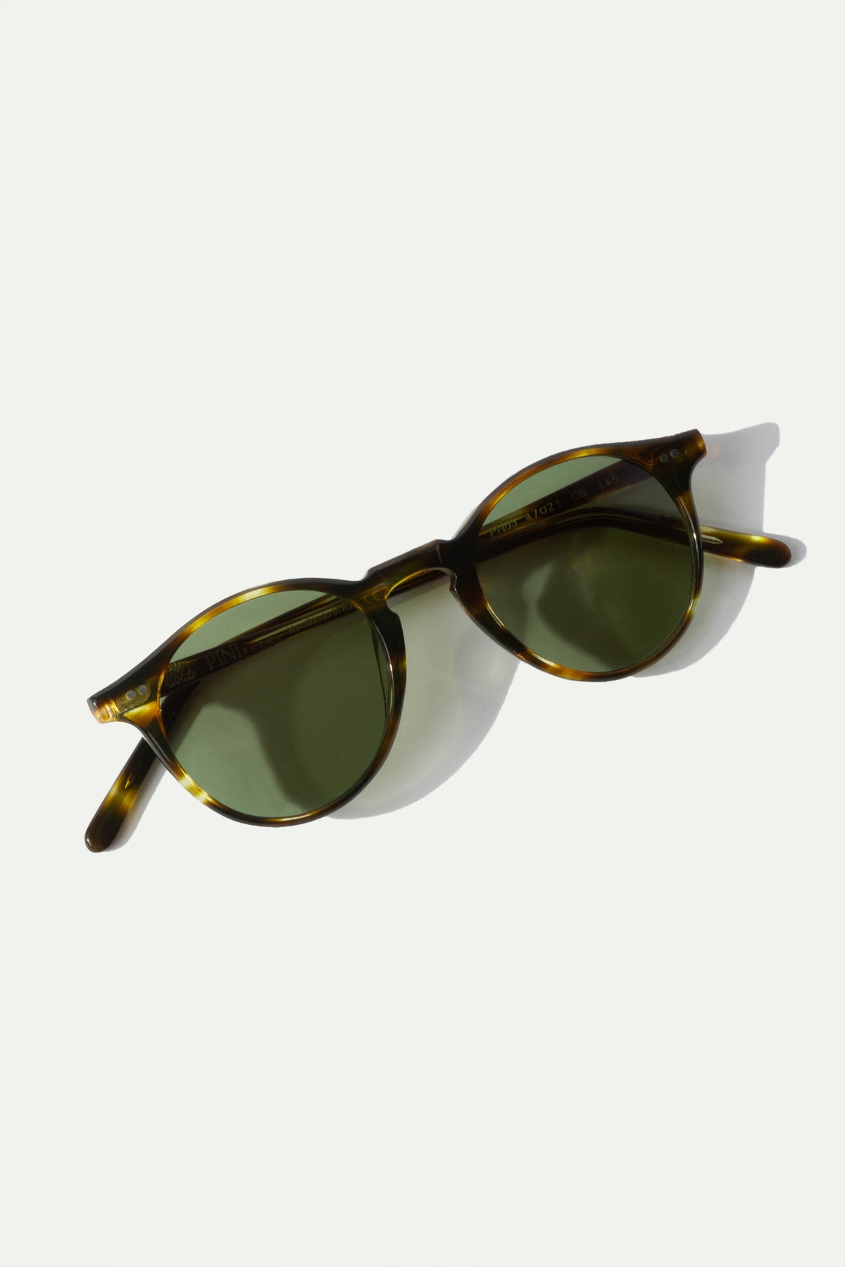 Turtle Portofino Sunglasses, men's elegant tortoiseshell sunglasses, refined and timeless design, high-quality lenses, lightweight and comfortable, lunettes Portofino écaille pour hommes, lunettes de soleil sophistiquées, protection UV et confort optimal, occhiali da sole Portofino tartarugati, design raffinato e senza tempo, lenti di alta qualità, accessorio di classe.