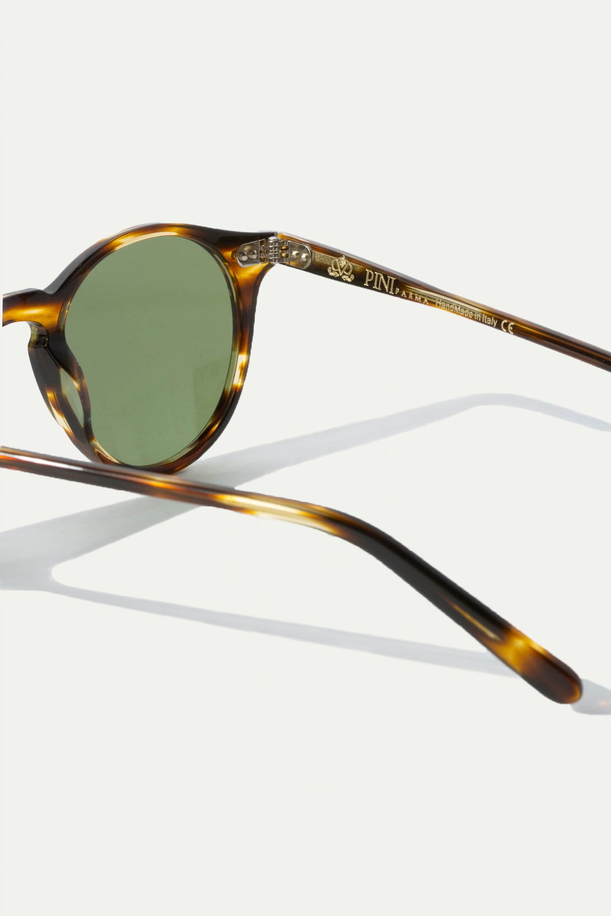 Turtle Portofino Sunglasses, men's elegant tortoiseshell sunglasses, refined and timeless design, high-quality lenses, lightweight and comfortable, lunettes Portofino écaille pour hommes, lunettes de soleil sophistiquées, protection UV et confort optimal, occhiali da sole Portofino tartarugati, design raffinato e senza tempo, lenti di alta qualità, accessorio di classe.