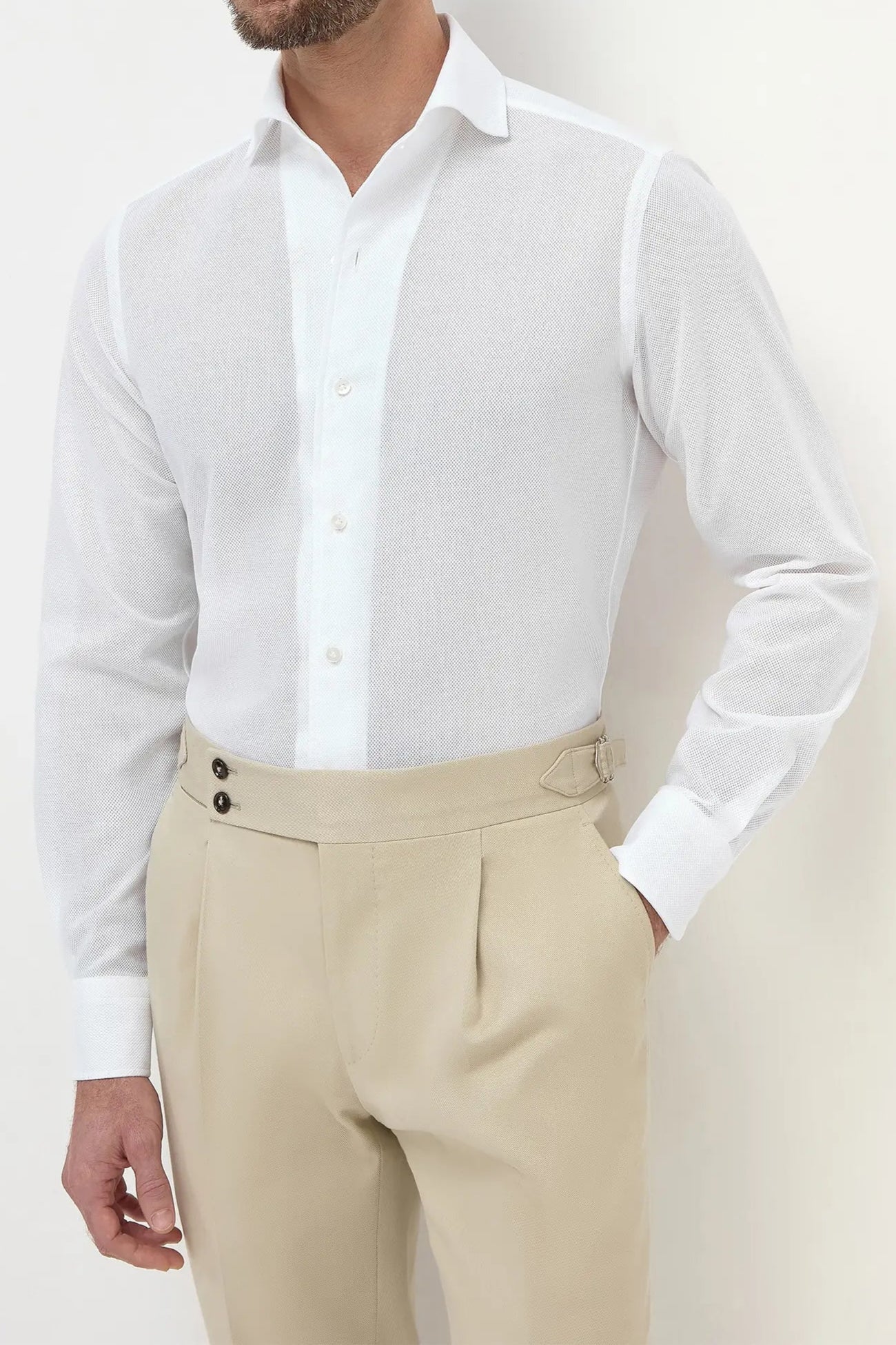 High-end white basketweave shirt, Italian white textured shirt, luxury men’s Giro Inglese weave shirt, premium Italian cotton shirt with one-piece collar, elegant men’s casual shirt, handcrafted Italian shirt, classic white textured shirt, stylish Giro Inglese weave shirt, chemise blanche en tissage natté avec col en une pièce fabriquée en Italie, chemise italienne texturée blanche, chemise de luxe pour homme, chemise élégante en coton italien, camicia bianca in tessuto Giro Inglese con colletto a un pezzo 