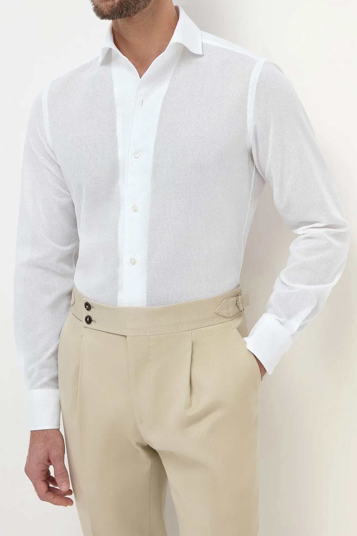 High-end white basketweave shirt, Italian white textured shirt, luxury men’s Giro Inglese weave shirt, premium Italian cotton shirt with one-piece collar, elegant men’s casual shirt, handcrafted Italian shirt, classic white textured shirt, stylish Giro Inglese weave shirt, chemise blanche en tissage natté avec col en une pièce fabriquée en Italie, chemise italienne texturée blanche, chemise de luxe pour homme, chemise élégante en coton italien, camicia bianca in tessuto Giro Inglese con colletto a un pezzo 