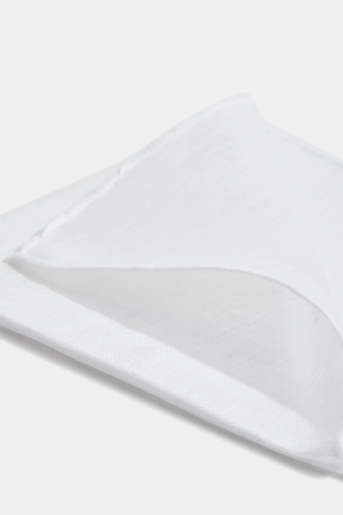 White Linen Pocket Square, men's white pocket square, elegant linen handkerchief, formal white pocket square, breathable linen accessory, pochette en lin blanche pour hommes, pochette élégante en lin, accessoire formel en lin blanc, fazzoletto da taschino bianco in lino, fazzoletto elegante bianco, accessorio formale in lino.