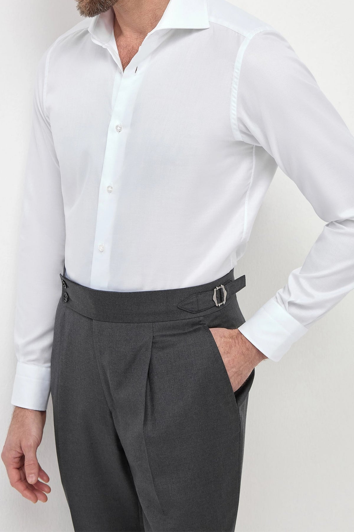 High-end white shirt, Italian white dress shirt, luxury men’s white shirt, premium Italian cotton shirt, elegant men’s formal shirt, handcrafted Italian shirt, classic white shirt, Italian designer shirt, men’s luxury white shirt, chemise blanche de luxe fabriquée en Italie, chemise formelle italienne, chemise élégante en coton italien, camicia bianca di lusso fatta in Italia, camicia elegante in cotone italiano, camicia formale italiana