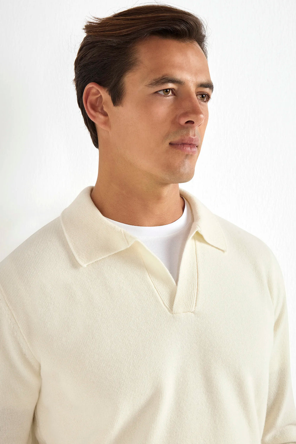 white wool polo, men's wool polo, italian wool polo, white knit polo, luxury men's polo, elegant men's polo, refined wool polo, tailored white polo, premium italian polo, sophisticated men's polo, timeless italian polo, upscale men's polo, classic white polo, italian craftsmanship polo, premium men's knit polo, refined italian wool polo