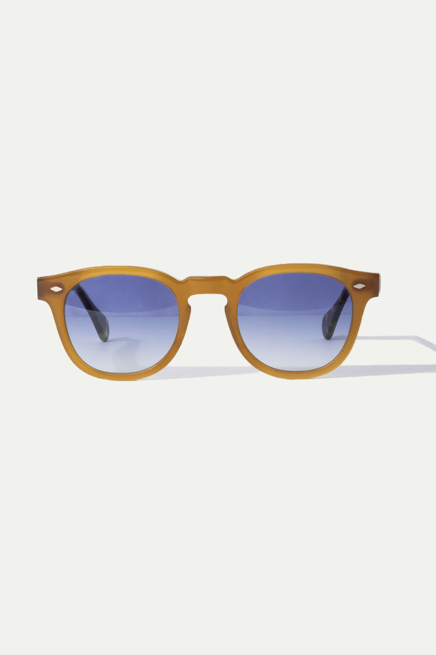 Yellow Amalfi Sunglasses, men's elegant yellow sunglasses, refined and timeless design, high-quality lenses, lightweight and comfortable, lunettes Amalfi jaunes pour hommes, lunettes de soleil sophistiquées, protection UV et confort optimal, occhiali da sole Amalfi gialli, design raffinato e senza tempo, lenti di alta qualità, accessorio di classe.