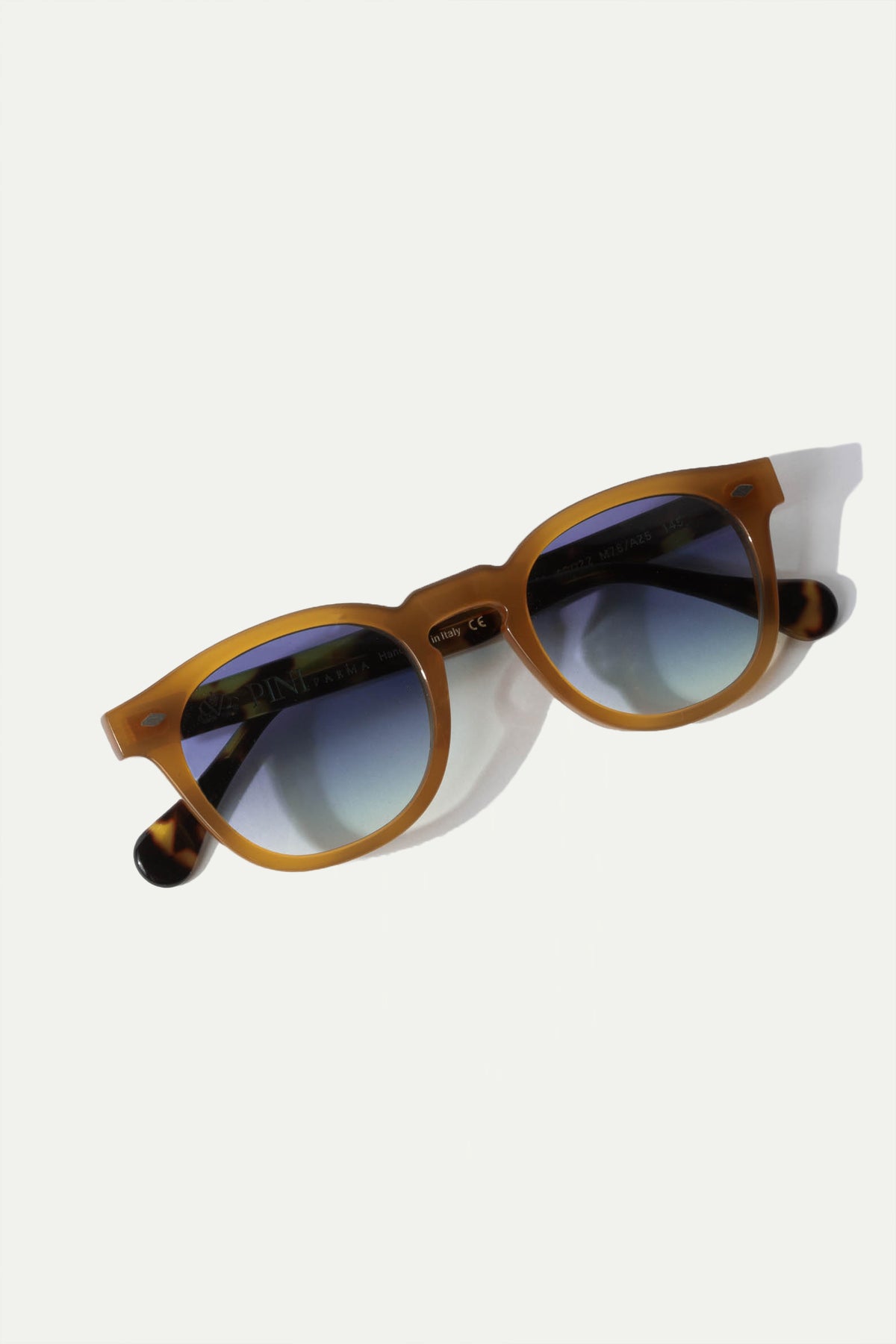 Yellow Amalfi Sunglasses, men's elegant yellow sunglasses, refined and timeless design, high-quality lenses, lightweight and comfortable, lunettes Amalfi jaunes pour hommes, lunettes de soleil sophistiquées, protection UV et confort optimal, occhiali da sole Amalfi gialli, design raffinato e senza tempo, lenti di alta qualità, accessorio di classe.