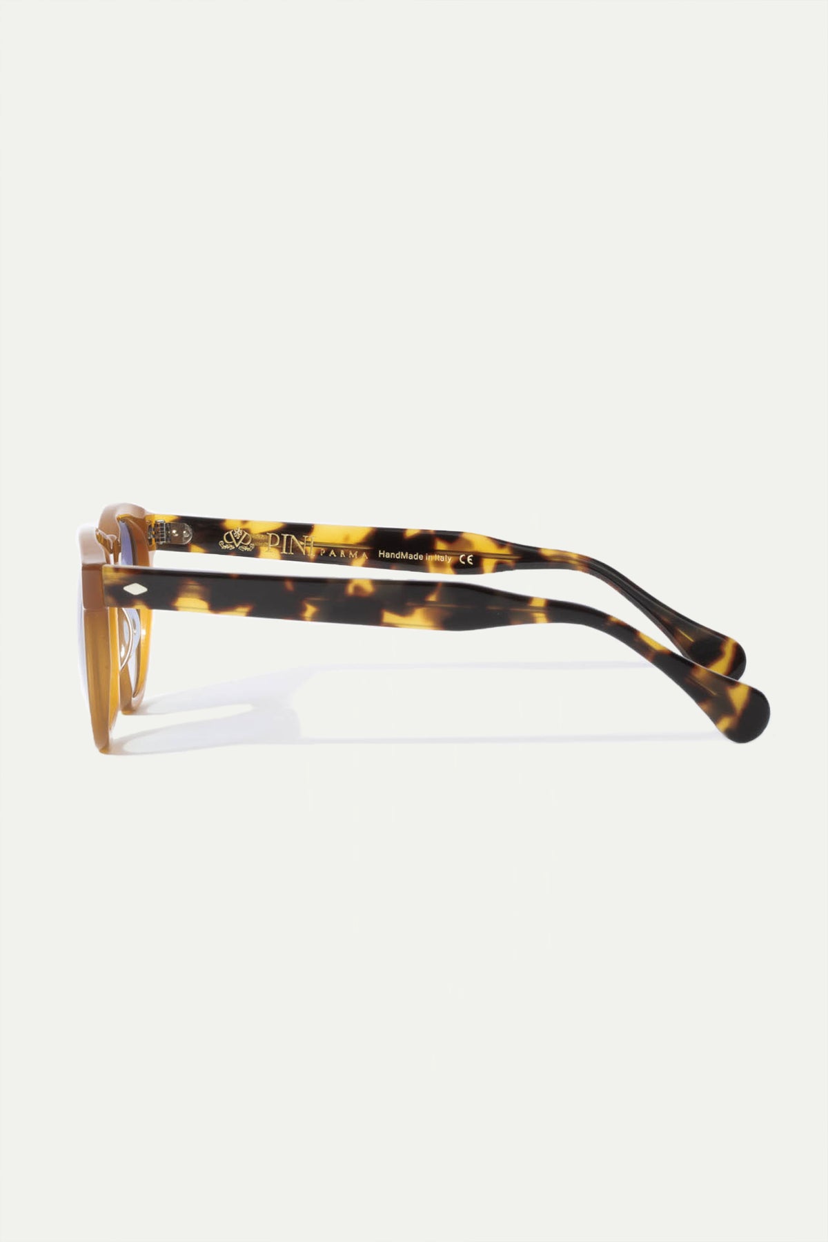 Yellow Amalfi Sunglasses, men's elegant yellow sunglasses, refined and timeless design, high-quality lenses, lightweight and comfortable, lunettes Amalfi jaunes pour hommes, lunettes de soleil sophistiquées, protection UV et confort optimal, occhiali da sole Amalfi gialli, design raffinato e senza tempo, lenti di alta qualità, accessorio di classe.