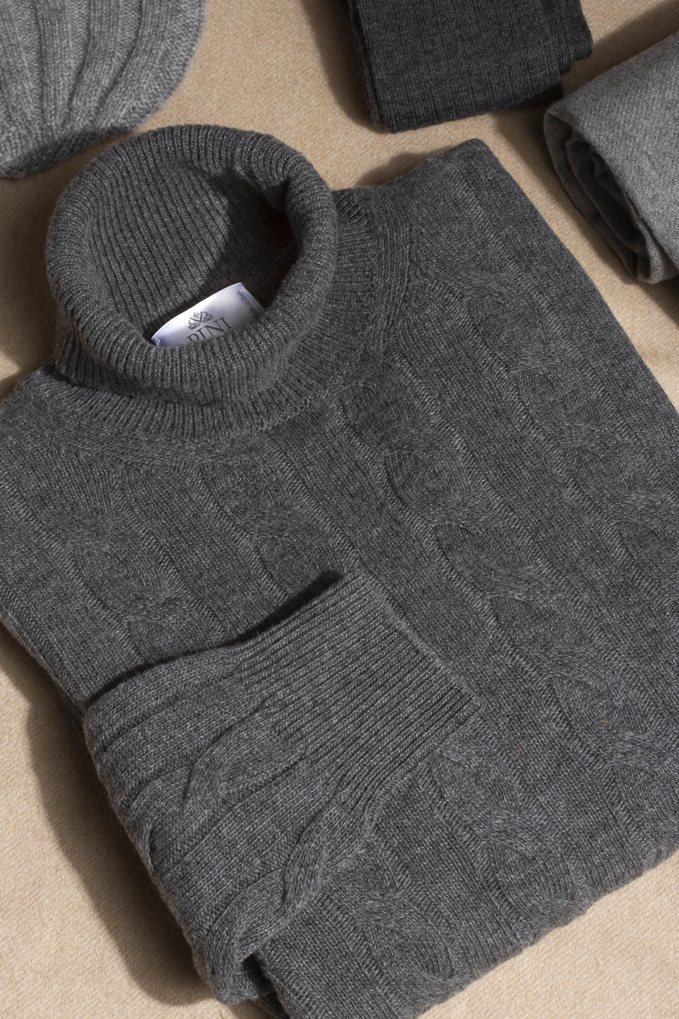 cable turtleneck, wool cashmere grey turtleneck, grey thick turtleneck, anthracite turtleneck, anthracite thick turtleneck, dark grey knit, dark grey turtleneck, dolcevita cable, col roulé en câble, laine cachemire col roulé gris, col roulé épais gris, col roulé anthracite, col roulé épais anthracite, maille gris foncé, col roulé gris foncé, dolcevita grigio lana cashmere, dolcevita grigio spesso, dolcevita antracite, dolcevita antracite spesso, maglia grigio scuro, dolcevita grigio scuro